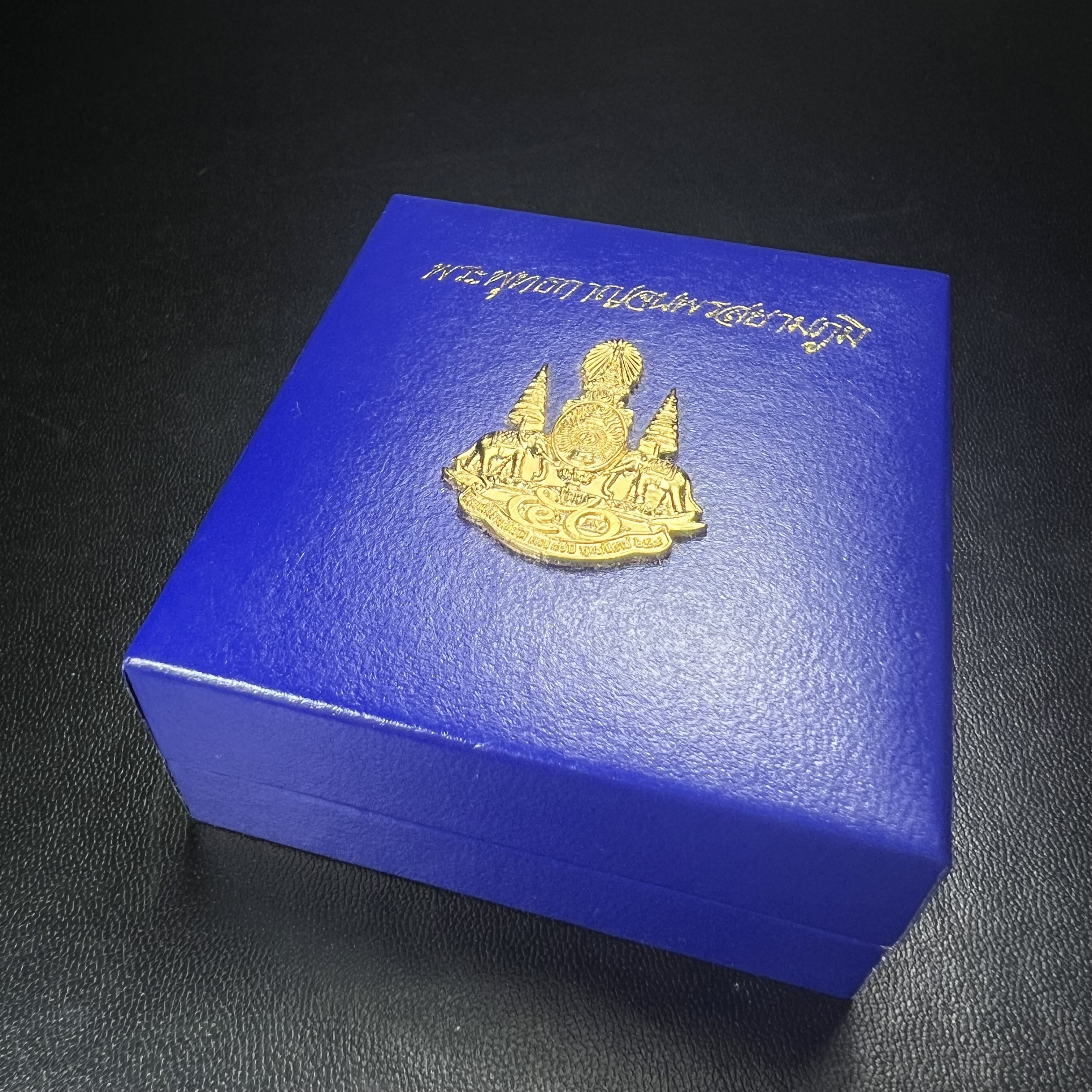 พระพุทธกาญจนพรสยามภูมิ ภปร. ปี 2539 เนื้อเงินสามกษัตริย์พื้นทรายเงา(ผิวเดิมสวย) พิมพ์ทรงใบขนุน ขนาด3.2ซม. พระพุทธรูปประจำพระชนมวาร รัชกาลที่9 ทรงโปรดเกล้าให้วิทยาลัยป้องกันราชอาณาจักร(วปอ.)สร้างในวโรกาสทรงครองสิริราชสมบัติครบ50ปี พ.ศ.2539(1ใน5000องค์)