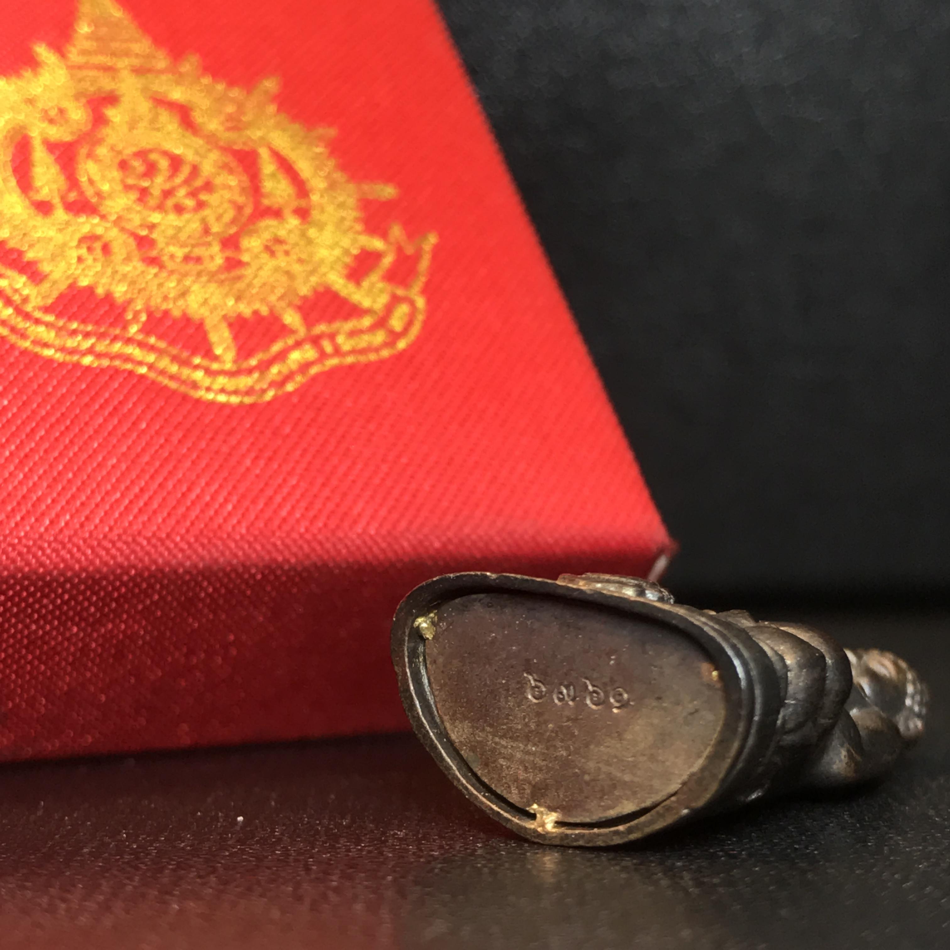 พระกริ่งไพรีพินาศ เฉลิมพระเกียรติ พระบาทสมเด็จพระเจ้าอยู่หัวรัชกาลที่9 พระชนมพรรษา 6 รอบ ปี2542เนื้อนวโลหะผสมทองคำ(บรรจุเหล็กไหล)ดีนอก-ดีใน