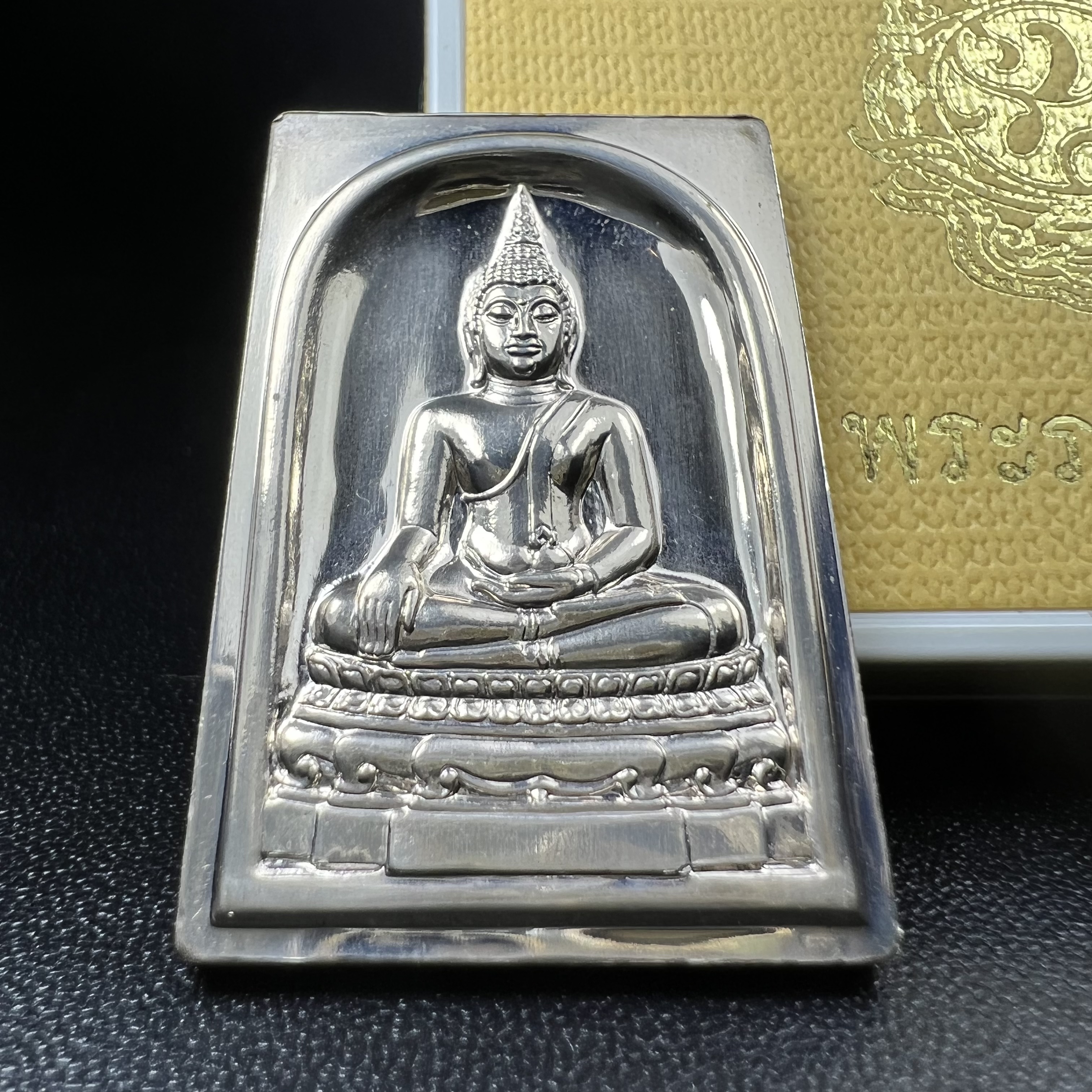 พระพุทธชินสีห์ หลังตรา ปรมาภิไธยย่อ ภปร. ในวโรกาสเฉลิมพระชมพรรษาในหลวงรัชกาลที่9 ครบ 7 รอบ และ ที่ระลึกสมโภชวัดบวรนิเวศวิหารครบ 175 ปี พ.ศ.2554 เหรียญเนื้อเงิน พิมพ์ใหญ่ ขนาดสูง 3.8 ซม. พร้อมกล่องบรรจุเดิมพระราชทาน(1 ใน 1585 เหรียญ)หายาก