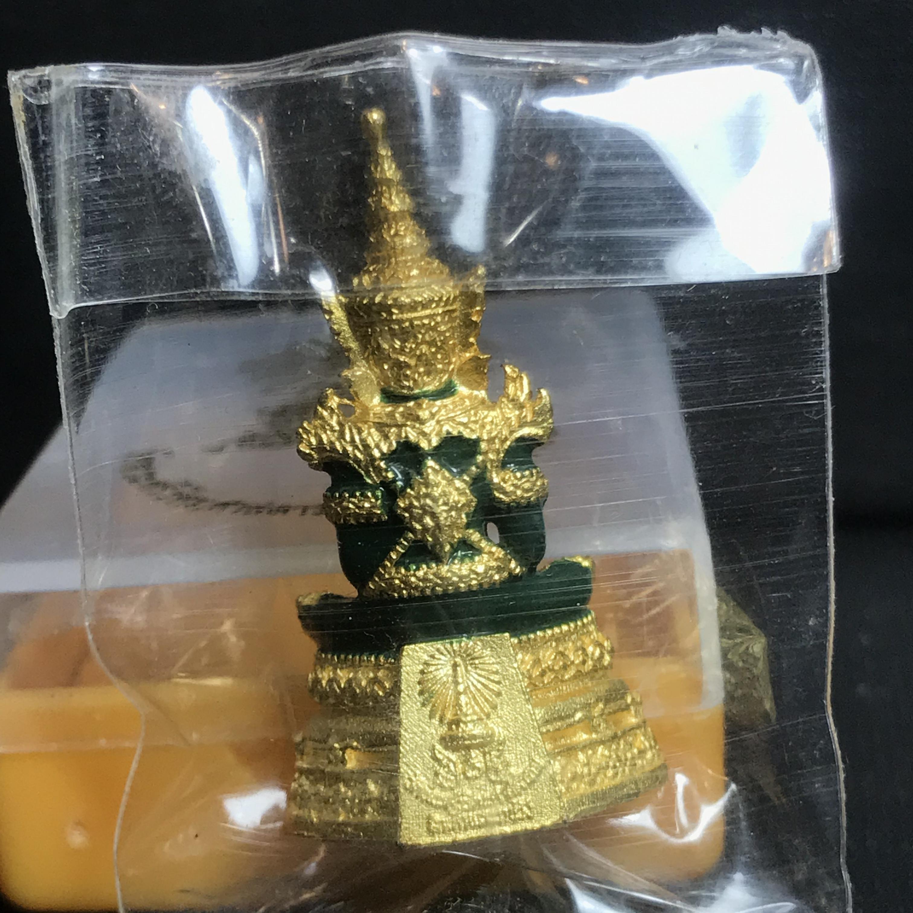 พระพุทธมหามณีรัตนปฏิมากร(พระแก้วมรกต) วัดพระศรีรัตนศาสดาราม สำนักพระราชวัง จัดสร้าง ฤดูร้อน(บรรจุมวลสารใต้ฐาน)