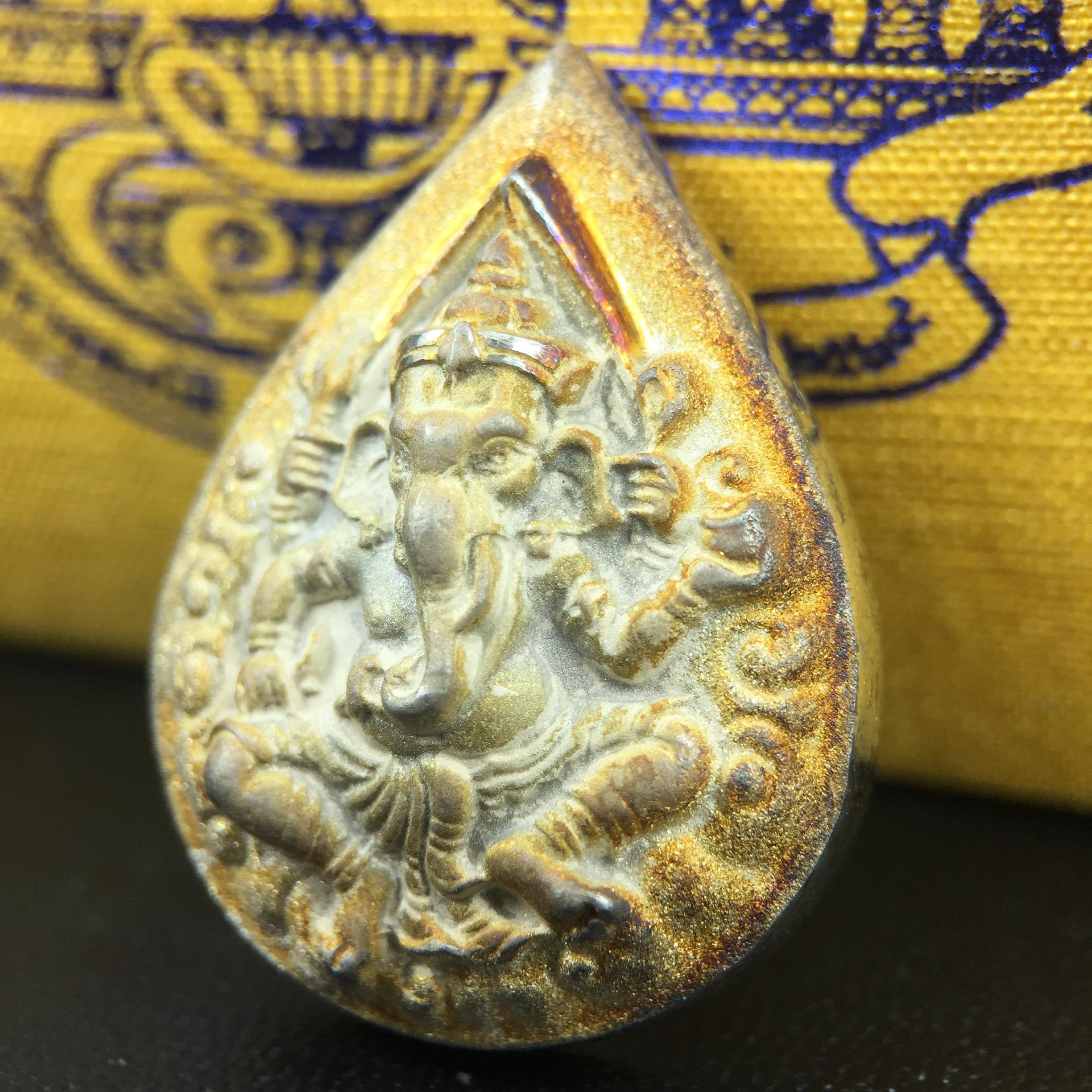 เหรียญพระพิฆเนศวร ญสส. ชุดกาญจนาภิเษกครองราชย์ 50 ปี พุทธศักราช 2538 พิมพ์ใหญ่(2.9 ซม.) เนื้อเงินผิวเดิมขึ้นสีรุ้งงดงามธรรมชาติสร้างสรรค์ สภาพสวยเดิมพร้อมกล่องบรรจุเดิม ตอกโค๊ดหมายเลขกำกับ(1ใน 5539องค์)