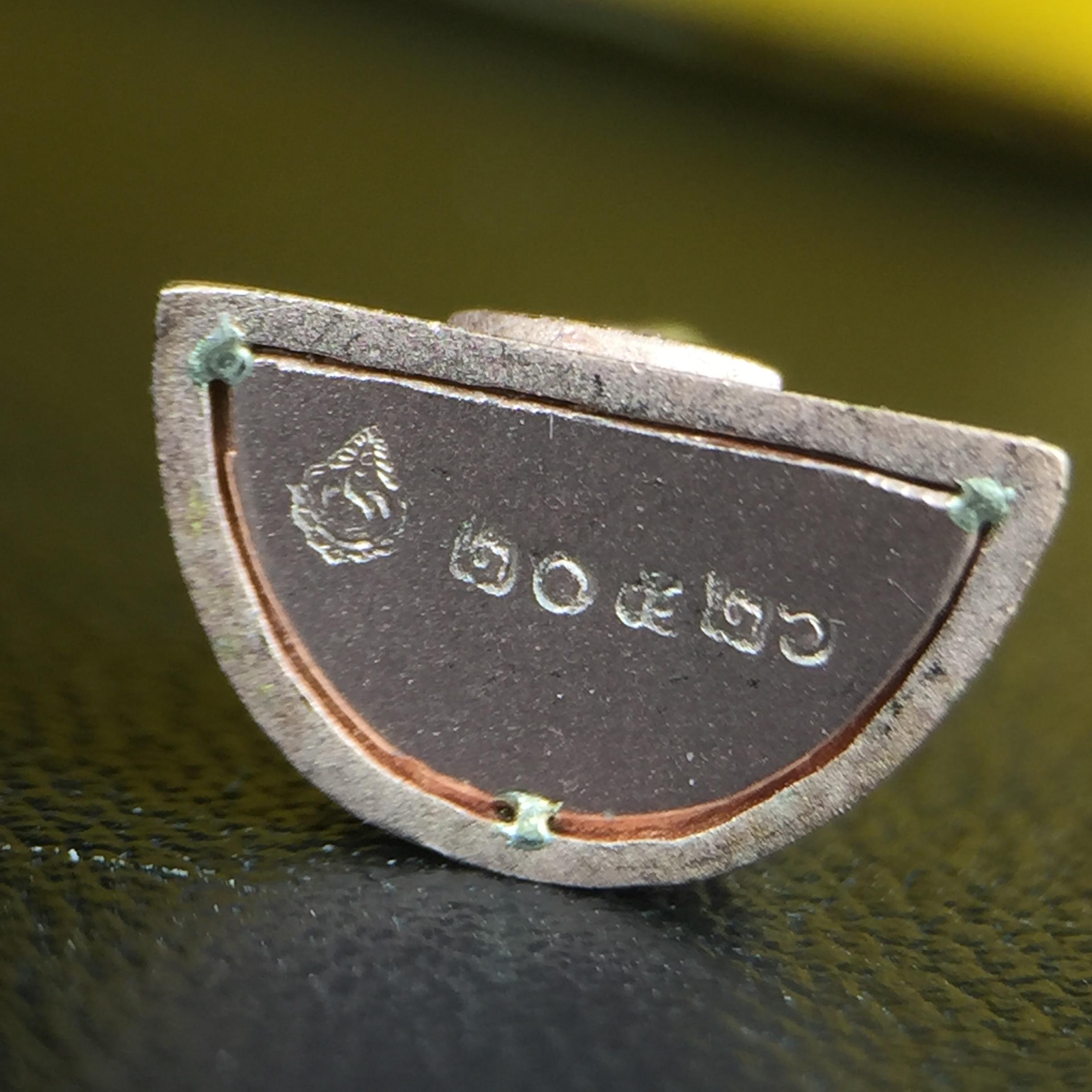 พระแก้วมรกต(จำลอง)ลอยองค์ ขนาดหน้าตัก 1/4 นิ้ว ทรงเครื่องฤดูร้อน เนื้อเงินสามกษัตริย์ ตราสัญลักษณ์ฉลองสิริราชสมบัติครบ 60 ปี พ.ศ.2549(สภาพสวย ครบ สมบูรณ์)