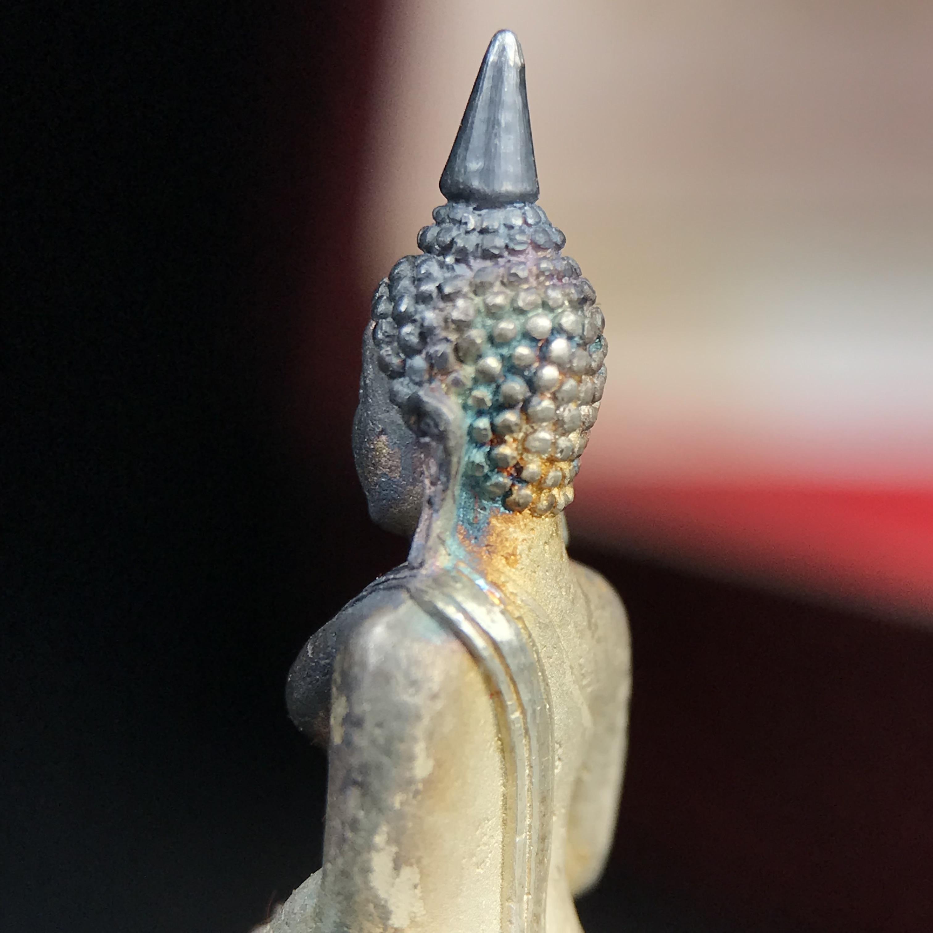 พระพุทธโสธร(หลวงพ่อโสธร) รุ่นสร้างอุโบสถ ปี2539 เนื้อเงินทรายนวลขัดเงาบางส่วน ลอยองค์พิมพ์ใหญ่ สภาพสวยกล่องบรรจุเดิมครบสมบูรณ์(งานแพรนด้า จิวเวลรี่)สวยงดงาม(เนื้อเงินผิวเดิมรุ้งสวยสวย องค์หมายเลขสวย ๒๒๒๒๕)