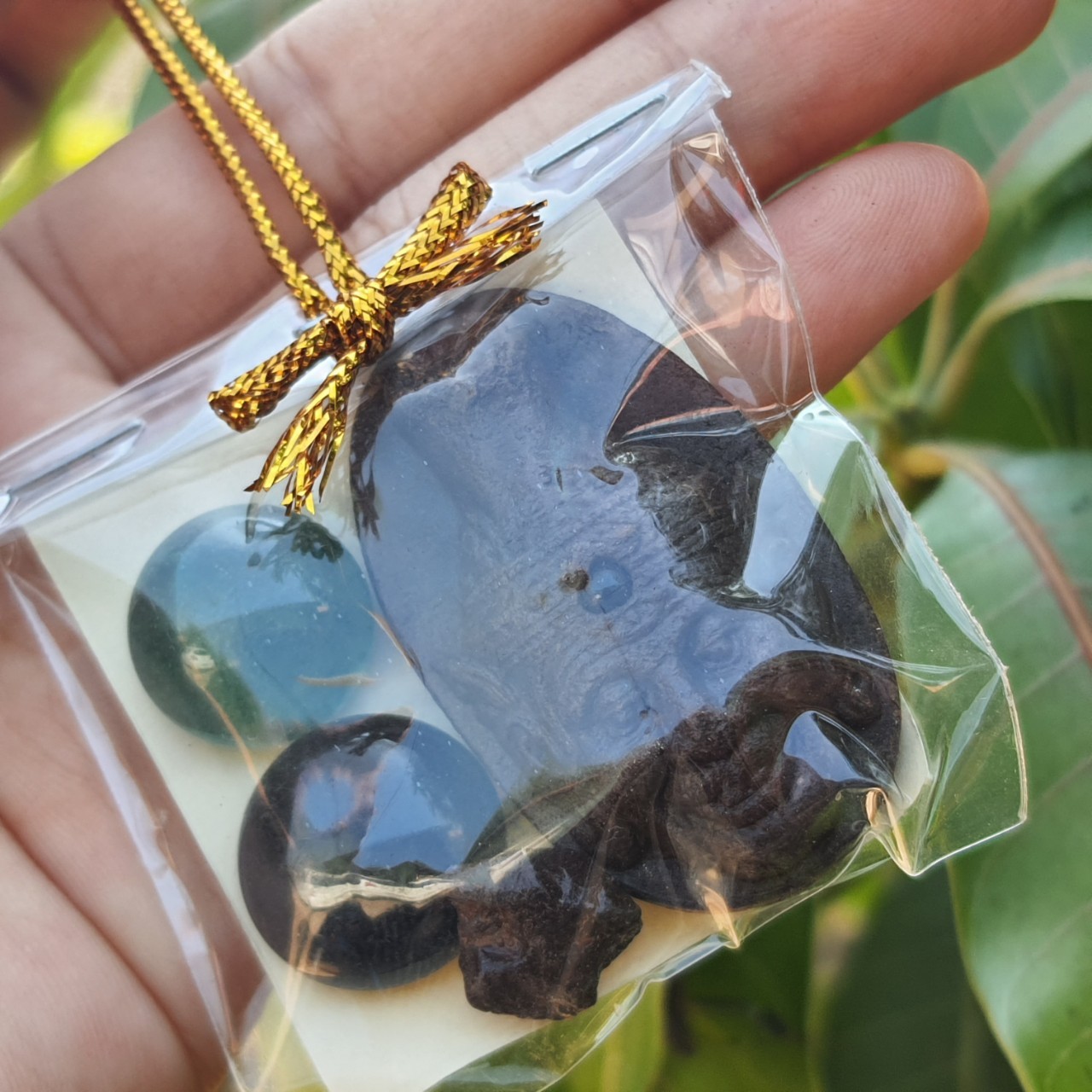 ของชำร่วย พระของชำร่วย ฤาษีตาไฟ ฝังไหลน้ำพี้ ไหลน้ำพี้ ไหลดำ ไหลเขียว ไหลน้ำพี้สีดำ แร่เหล็กน้ำพี้ ฤาษี ฤาษีดัดตน ไหลน้ำพี้สีเขียว