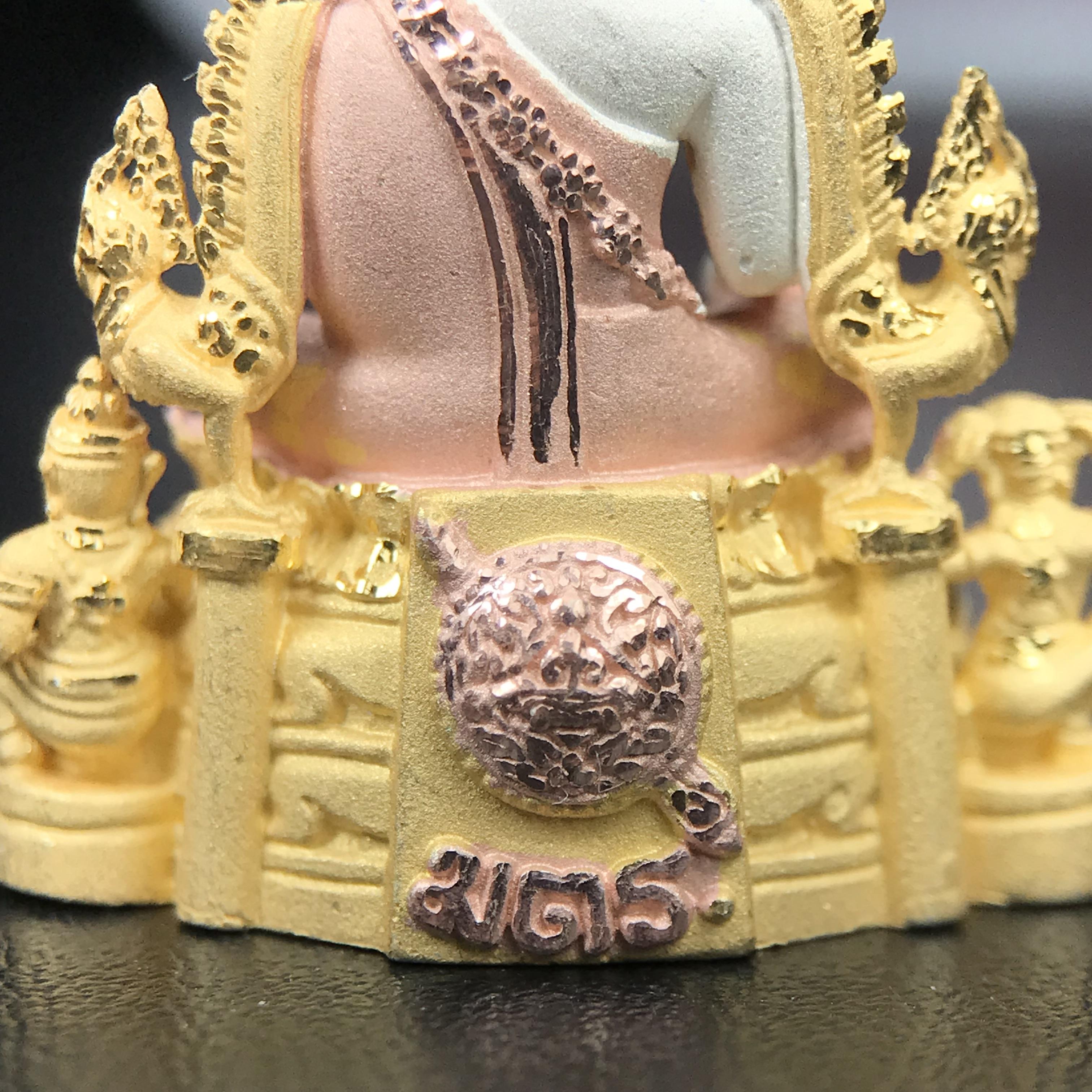 พระพุทธชินราช รุ่น ประวัติศาสตร์ มูลนิธิเพื่อตำรวจไทยจัดสร้าง ปี 2562 เนื้อเงินชุบสามกษัตริย์ขัดเงา พิมพ์พระพุทธชินราช ลอยองค์ แบบจิวเวอร์รี่(ขนาดสูง 3.5 ซม.) (สภาพ สวย ซีนซองเดิม กล่องบบรรจุเดิมครบสมบูรณ์)1 ใน 1999 องค์)