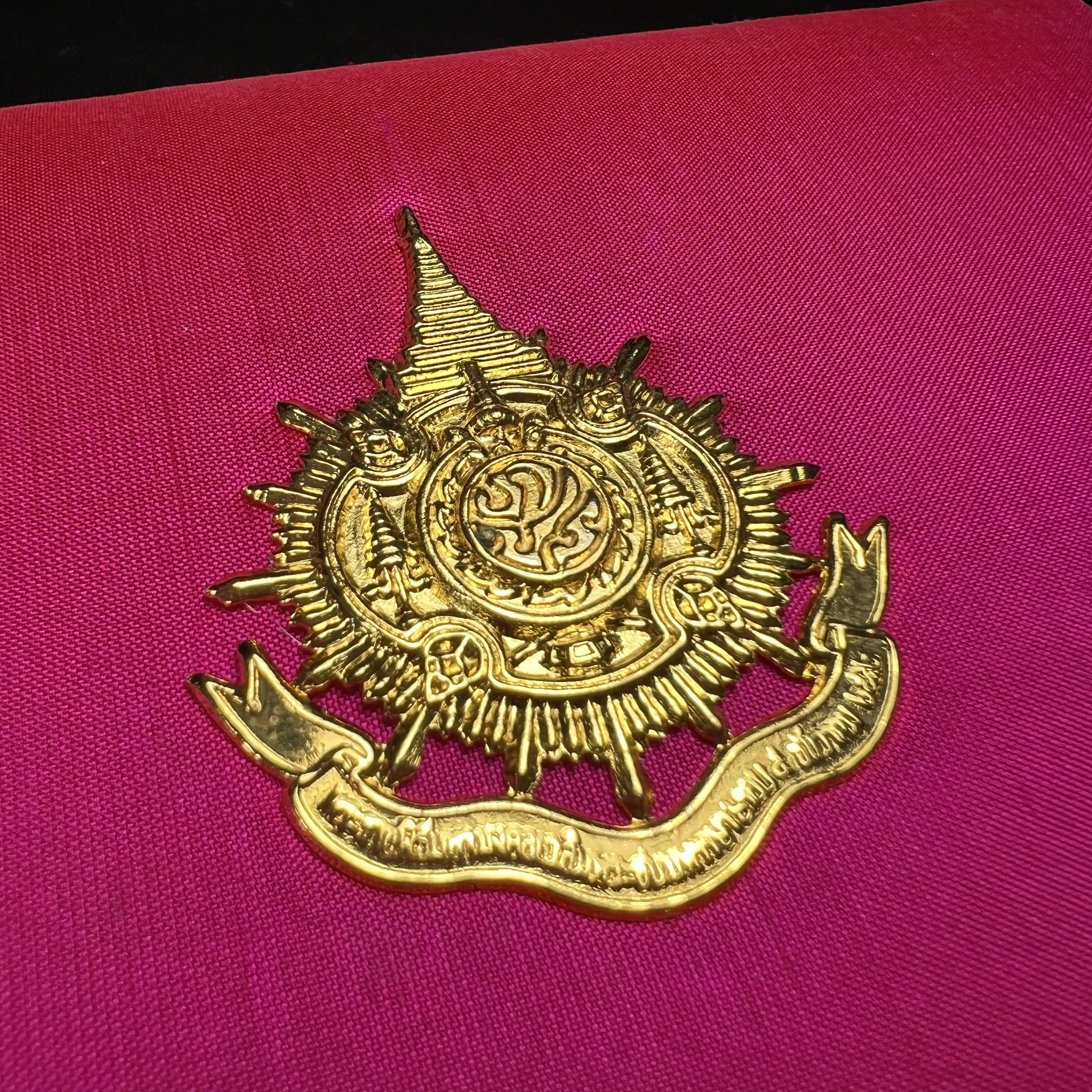 พระสมเด็จนางพญา 9 แผ่นดิน ชุด เบญจรัตนคุณ วัดอรุณราชวราราม จัดสร้างเนื่องในพระราชพิธีมหามงคลรัชกาลที่ 9 เฉลิมพระชนมพรรษา 6 รอบ 5 ธันวาคม 2542 ชุด เบญจรัตนคุณ ชุดหมายเลข ๓๐๙ (ชุดพิเศษพิมพ์กรรมการ 1 ใน 1000 ชุด)หายาก