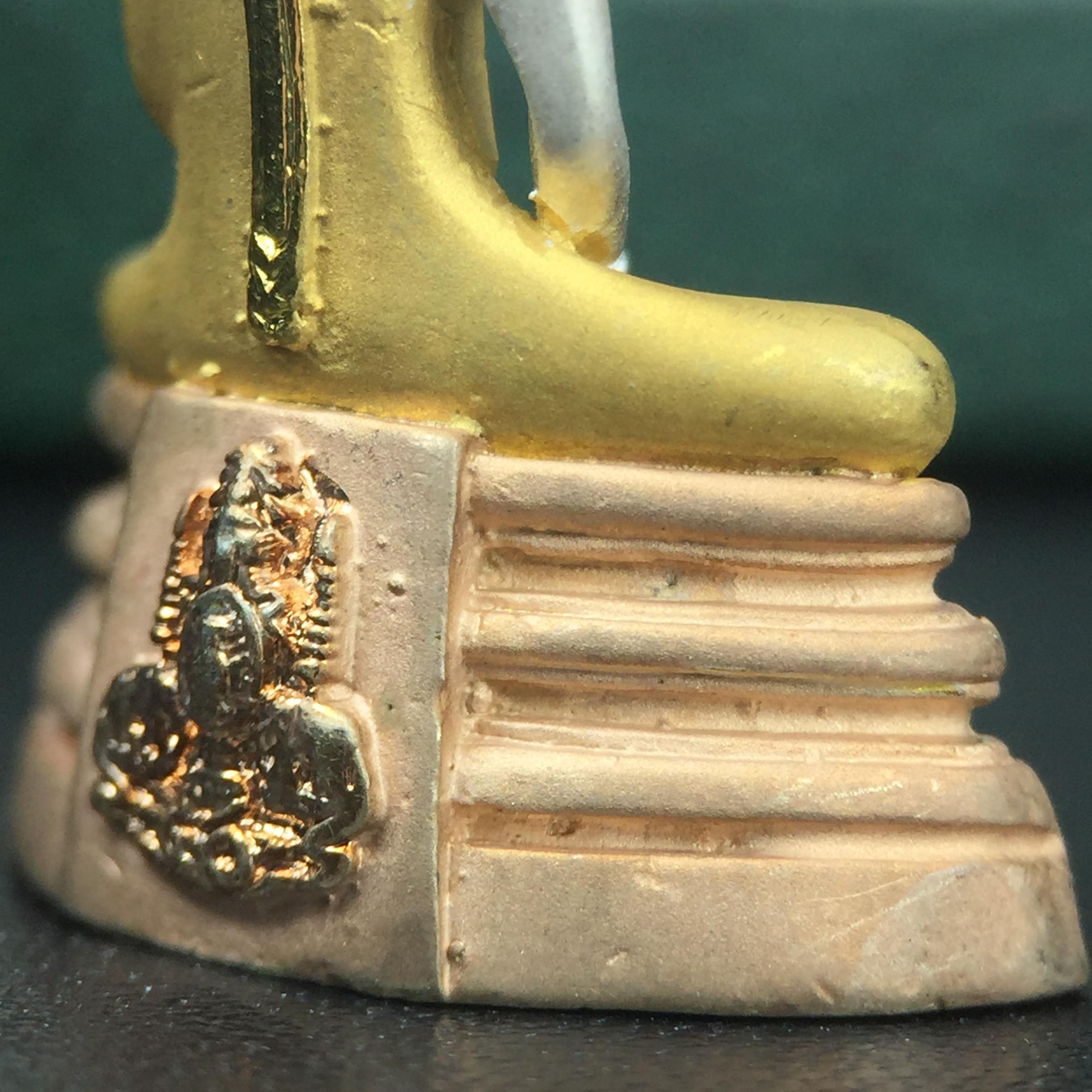 พระพุทธโสธร ภปร. รุ่นย้อนยุค สร้างพระอุโบสถ สมาคมชาวฉะเชิงเทรา จัดสร้าง ปี 2539 วโรกาสครองสิริราชสมบัติครบ 50 ปี เนื้อเงินชุบสามกษัตริย์ทรายนวลขัดเงาบางส่วน(สภาพผิวเดิม เก่าเก็บอย่าดี สวยมาก แบบนี้หายาก) พร้อมกล่องบรรจุและใบรับรองเดิมครบสมบูรณ์