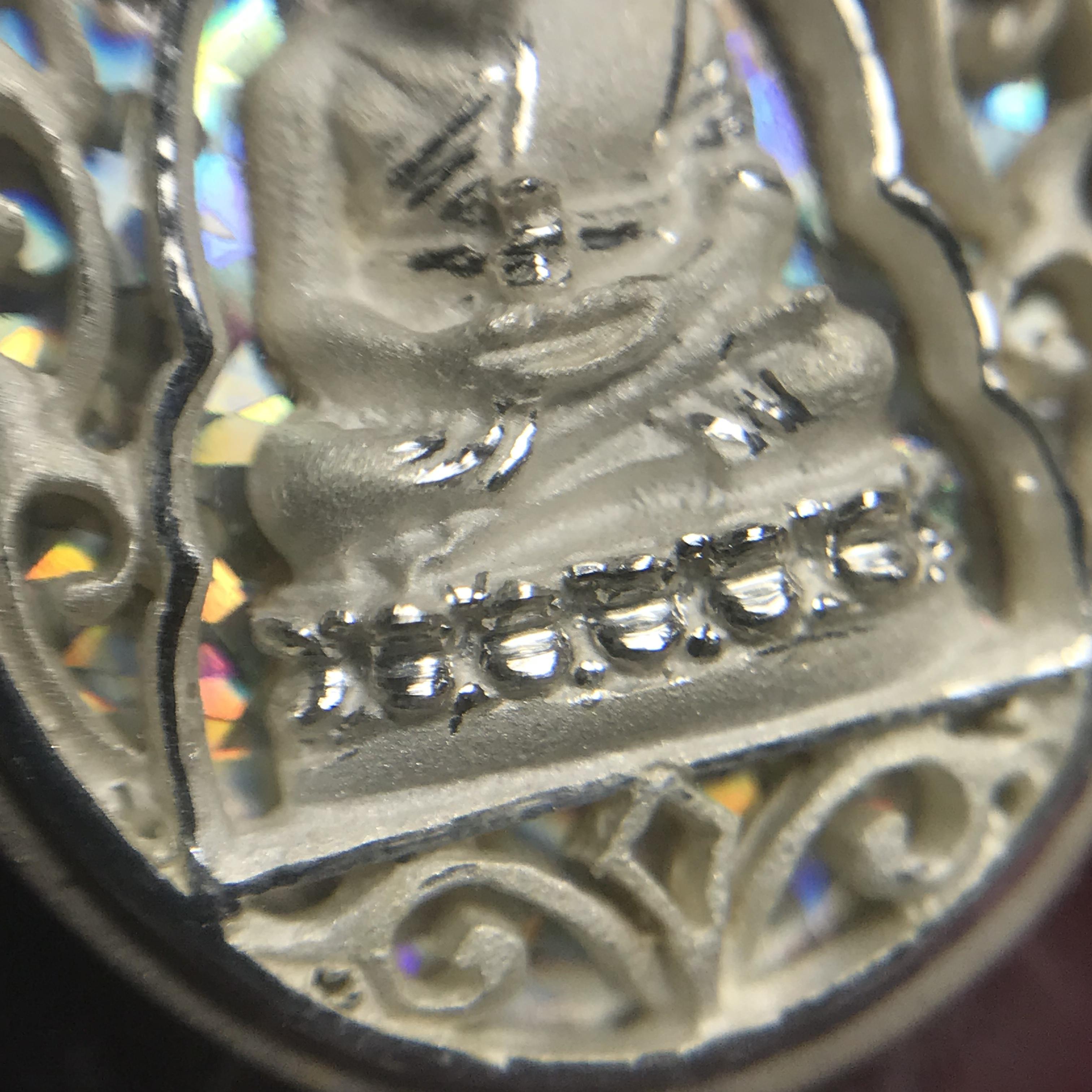 เหรียญหลวงปู่ทวด รุ่นมงคลบารมี วัดประสาทบุญญาวาส ปี 2545 เนื้อเงินพิมพ์ทรงรูปไข่(เล็ก)(2.0*1.8ซม.)ฉลุลายสวยงาม ตอกโค๊ตมีหมายเลข พร้อมกล่องบรรจุเดิม