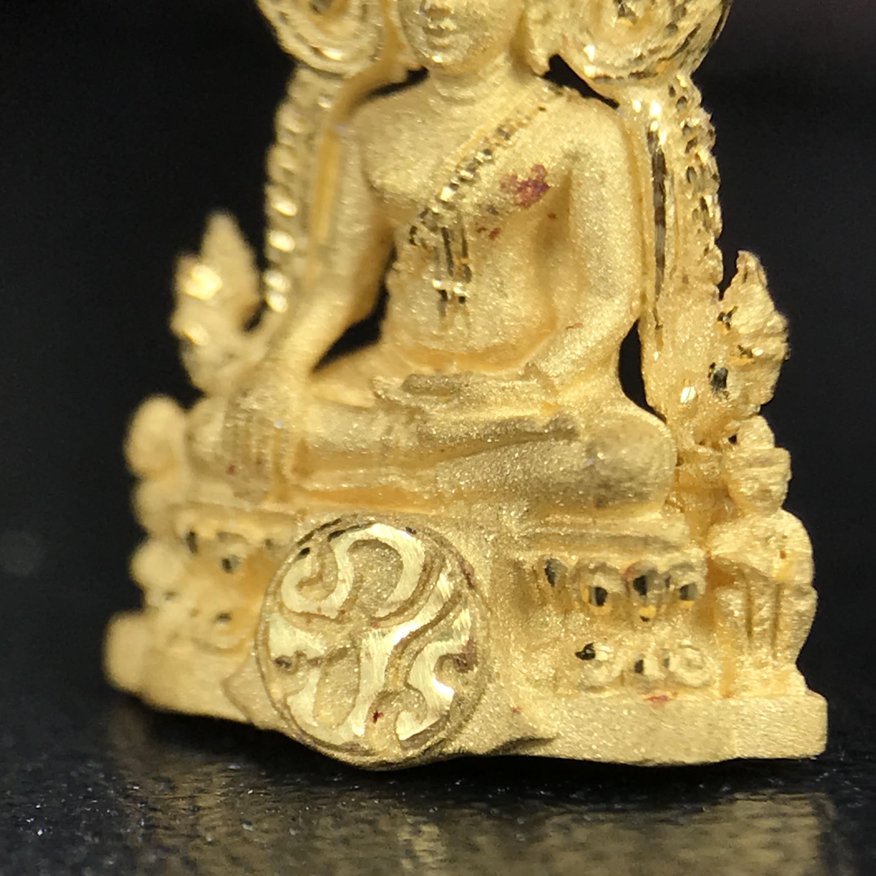 พระพุทธชินราช ภปร. โครงการ "เพราะแผ่นดินนี้ คือ แผ่นดินเกิด" ปี 2548(รุ่นแรก) ลอยองค์เนื้อทองคำบริสุทธิ์ 96.5% (น้ำหนัก 2.5 กรัม) หน้าตัก 1/4 นิ้ว (ขนาด 1.6 x1.1 ซม.) พุทธศิลป์งดงามทรงคุณค่า รุ่นยอดนิยม