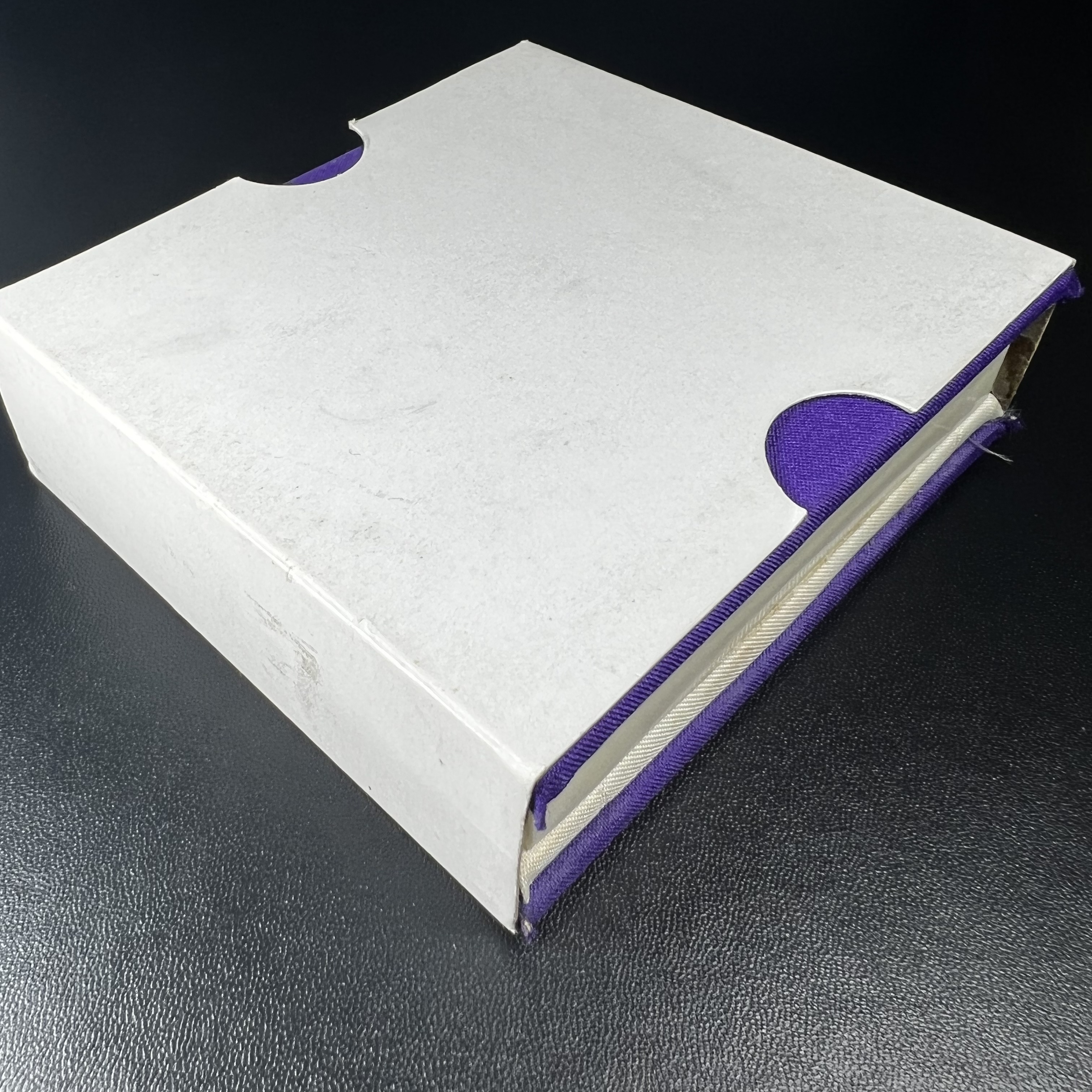 พระพุทธชินราช ภปร. ในวโรกาสพระราชพิธีมหามงคล เฉลิมพระชนมายุ6รอบ 5ธันวาคม2542 มูลนิธิพิทักษ์ดวงตาประชาชน จัดสร้าง เนื้อเงินแบบสามกษัตริย์ขัดเงาบางส่วน พิมพ์ใหญ่ ขนาดสูง 3.4 ซม. พร้อมกล่องบรรจุเดิม