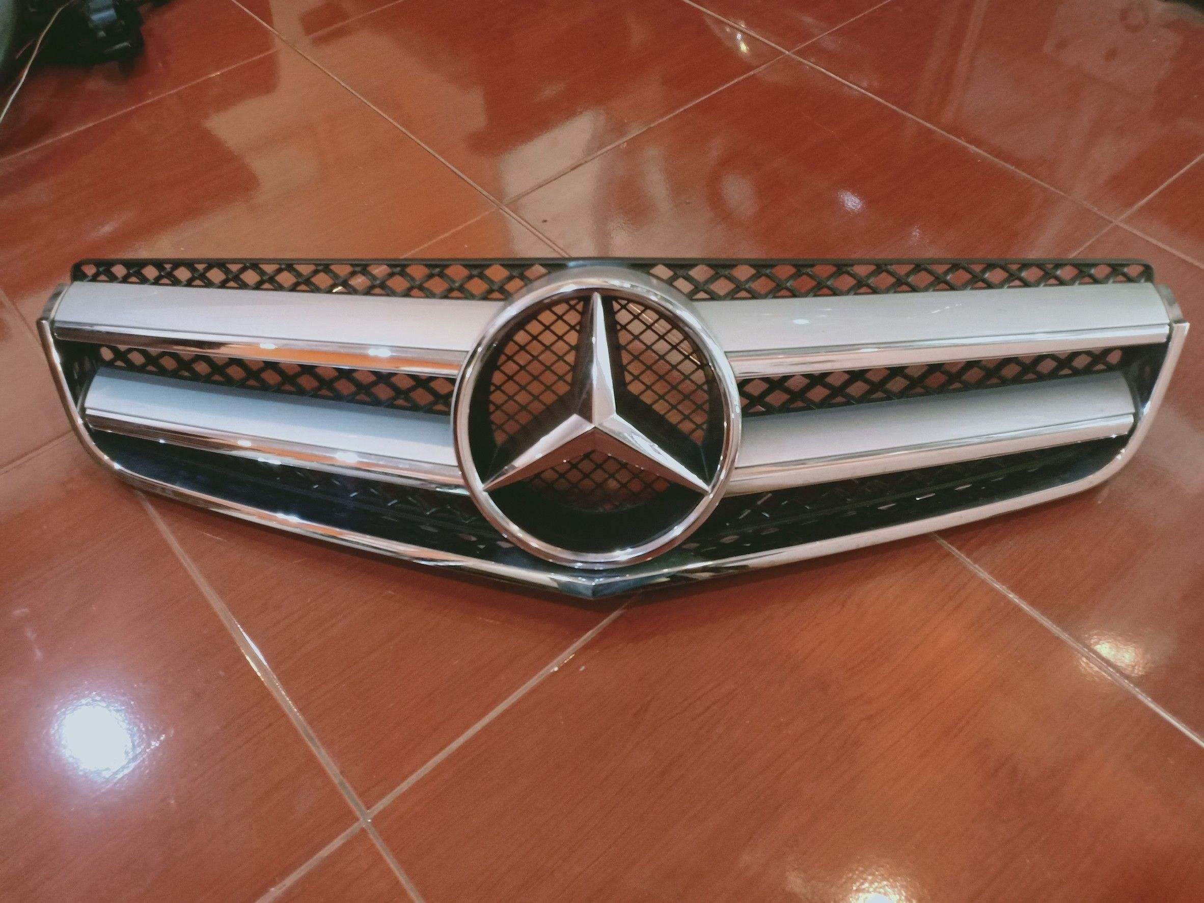 กระจังหน้า BENZ W207
