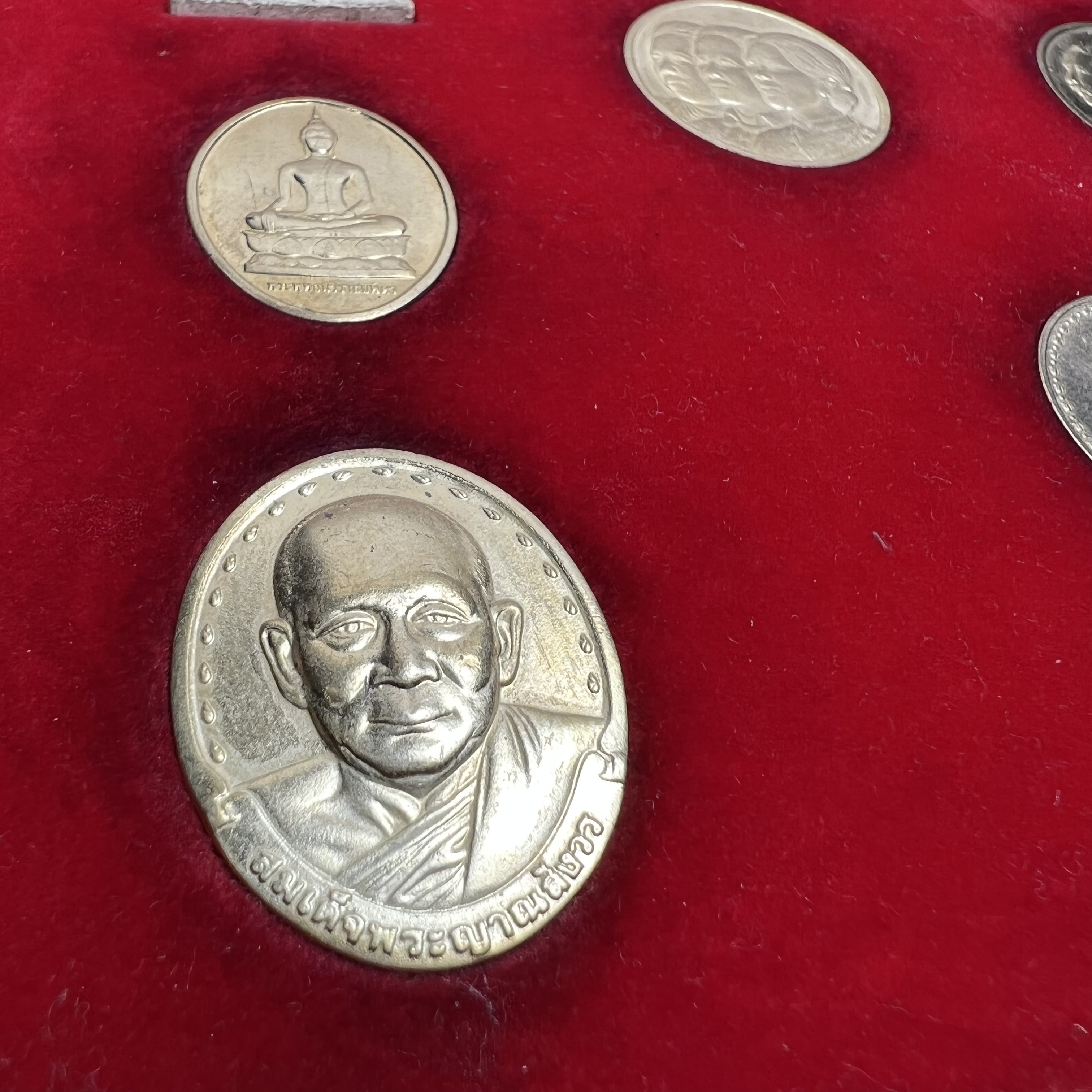 ชุดที่ระลึกครบ 72 ปี โรงพยาบาลจุฬาลงกรณ์ สภากาชาดไทย 30 พฤษภาคม พ.ศ.2529(ในหลวงรัชกาลที่9เสด็จในพิธี)พระดี พิธีใหญ่ ประกอบพิธีพุทธาภิเษกพร้อมกับพิธีพระกริ่งปวเรศ ปี2530 วัดบวรนิเวศและวัดพระแก้ว