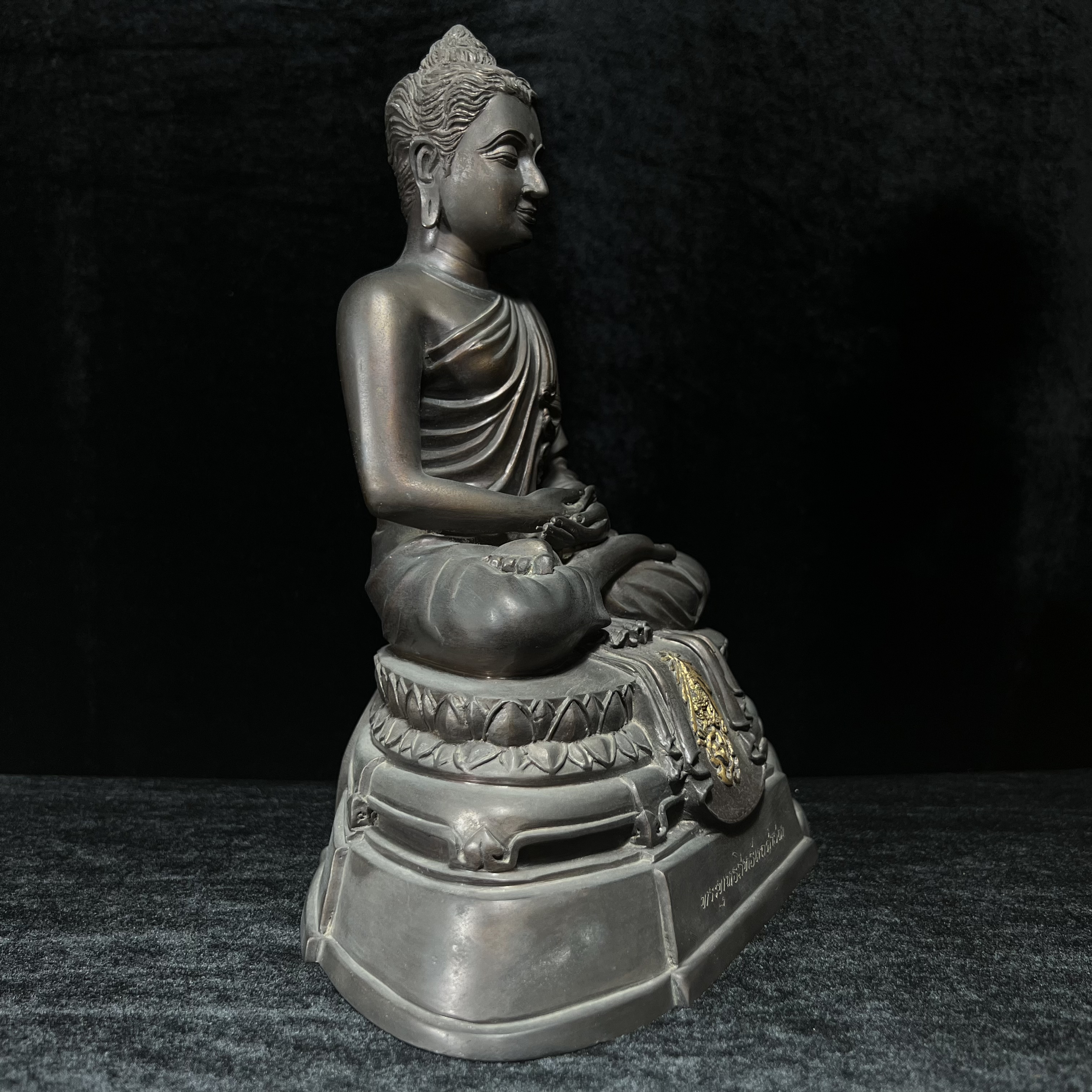 พระพุทธสิทธัตถศาสดา 100 ปี กรมบัญชีกลาง พ.ศ.2533(รุ่นแรก) เนื้อโลหะสำริด รมมันปู หน้าตัก 5.9 นิ้ว (พิธีใหญ่ ศิลป์สวย หายาก)(พระราชทานเม็ดพระธาตุ บรรจุมวลสารใต้ฐานองค์พระ)องค์หมายเลข 63(ผลรวมได้ 9 เลขมหามงคลเจริญก้าวหน้าในทุกด้าน)