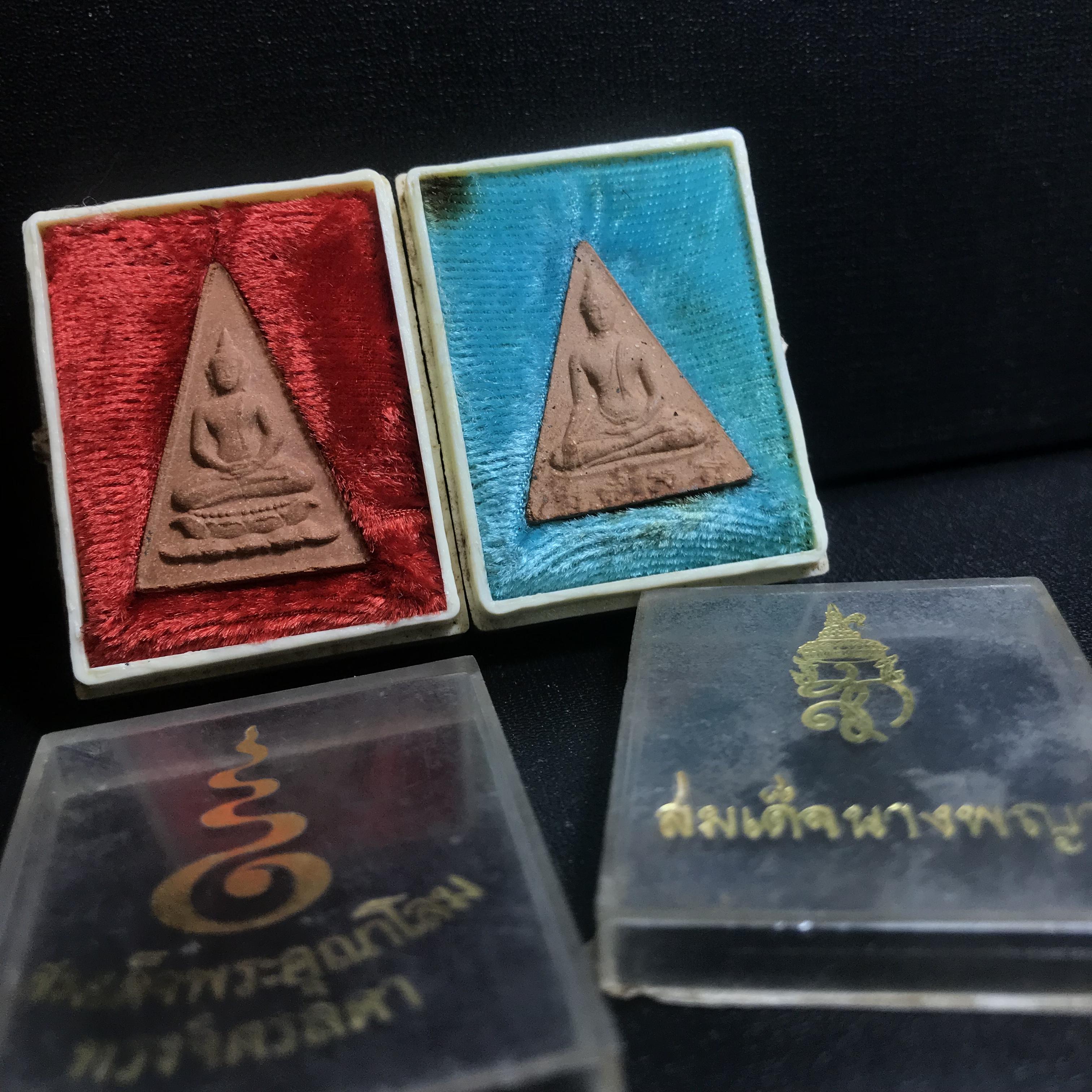 พระสมเด็จอุณาโลมทรงจิตรลดา+พระสมเด็จนางพญา สก. วัดบวรนิเวศวิหาร ปี2519 พิมพ์ใหญ่ กล่องบรรจุเดิม(ในหลวงรัชกาลที่9และสมเด็จพระราชินี เสด็จร่วมในพิธี)(พิธีใหญ่)(มวลสารดี)อีกหนึ่งวัตถุมงคลในหลวงที่ทรงคุณค่า