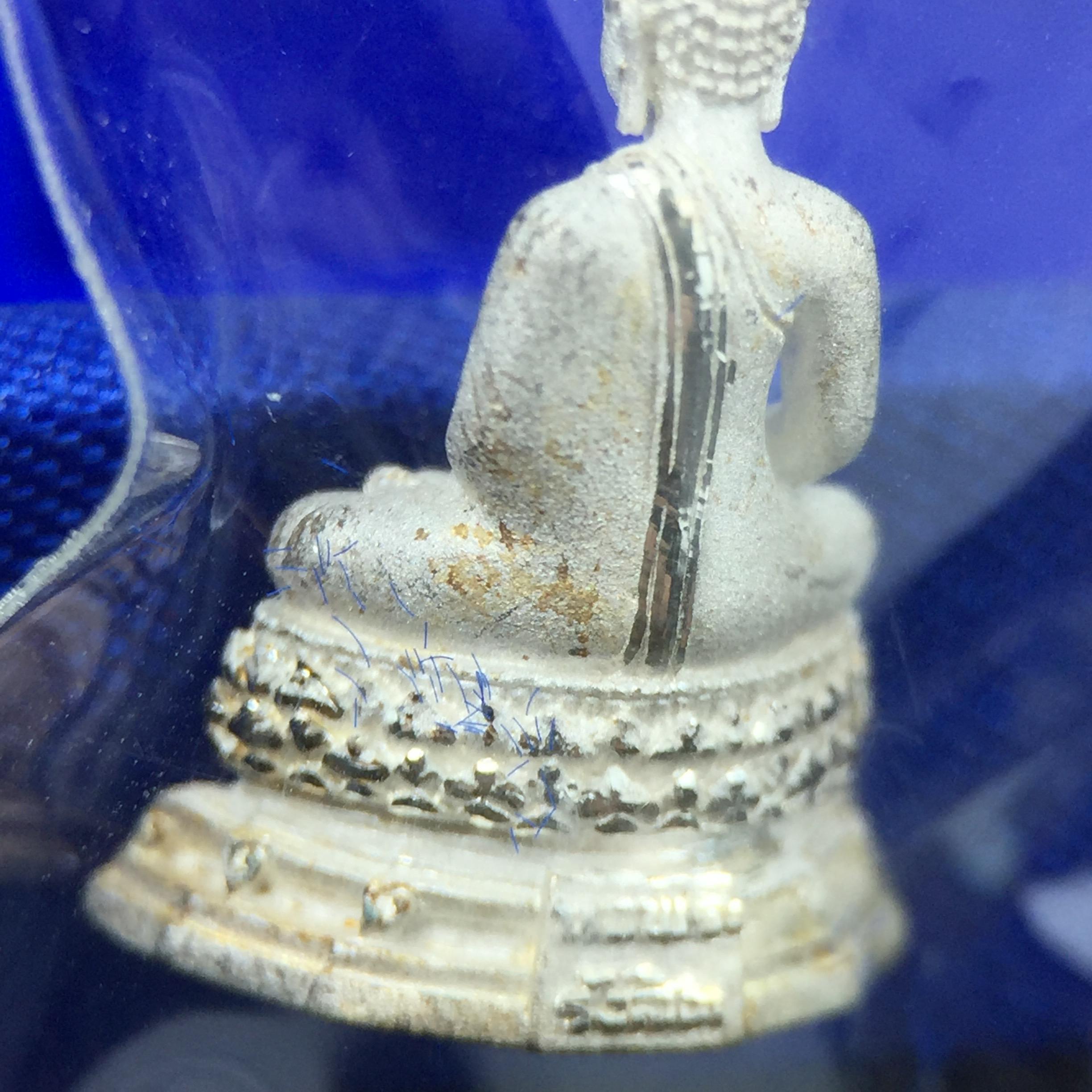 พระชัยวัฒน์พุทธสิหิงค์ ภปร. รุ่นสร้างหอพระธรรมศาสตร์ ปี2542 เนื้อเงิน(ผิวเดิม ซีนซองเดิม กล่องครบสวยสมบูรณ์) มหาพิธี 3วาระอันยิ่งใหญ่(ตอกโค๊ตและหมายเลข)1ใน 10000 องค์