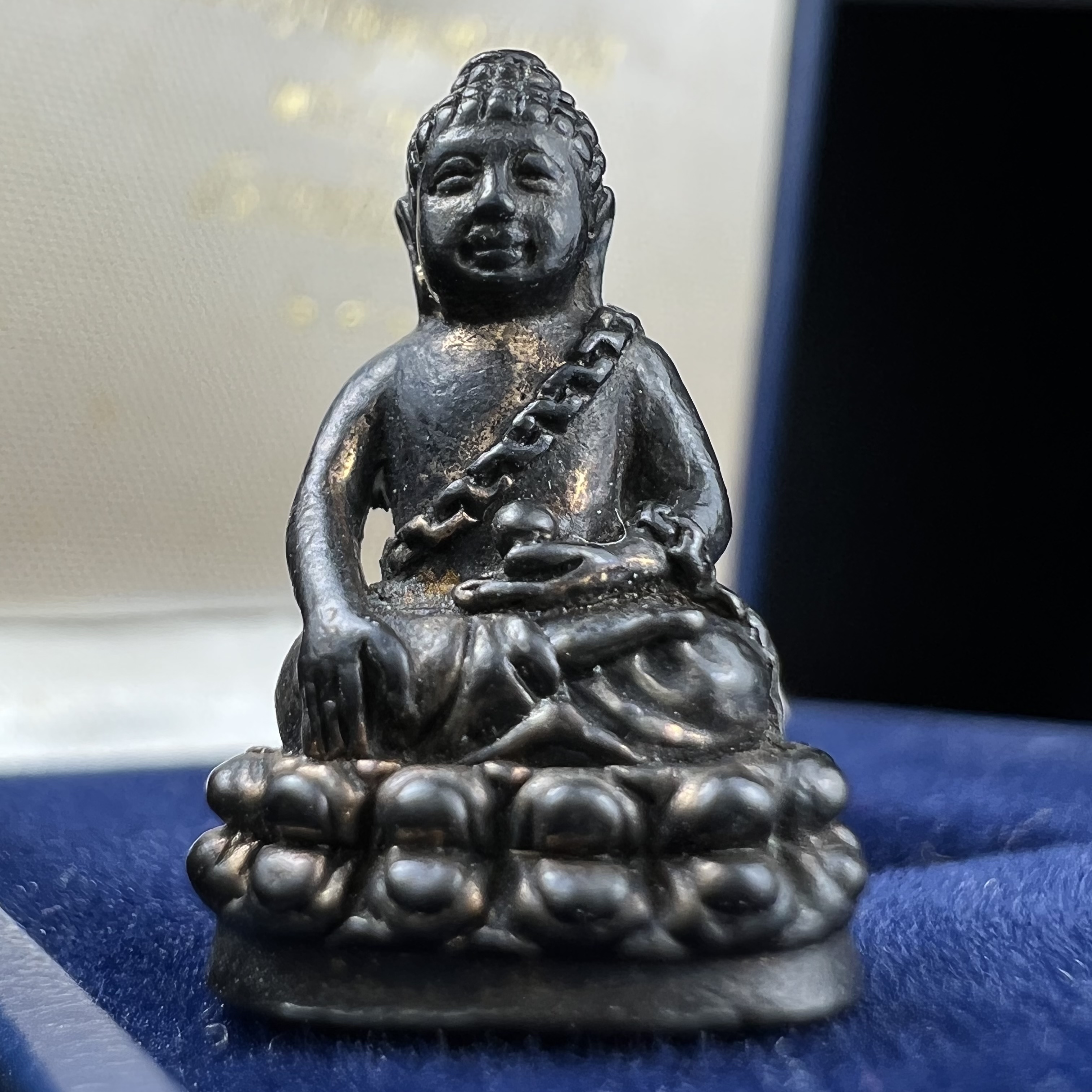 พระกริ่งพุทธอุดมสมบูรณ์(พระปุ้มปุ้ย)รุ่นแรก เนื้อนวโลหะเต็มสูตร วัดบวรนิเวศวิหาร ปี2535 แขวนบูชาไม่มีอดอยาก มีความอุดมสมบูรณ์สมตามลักษณะและมงคลนามตามชื่อ ตามปรารถนา(1ใน2000องค์)หายาก