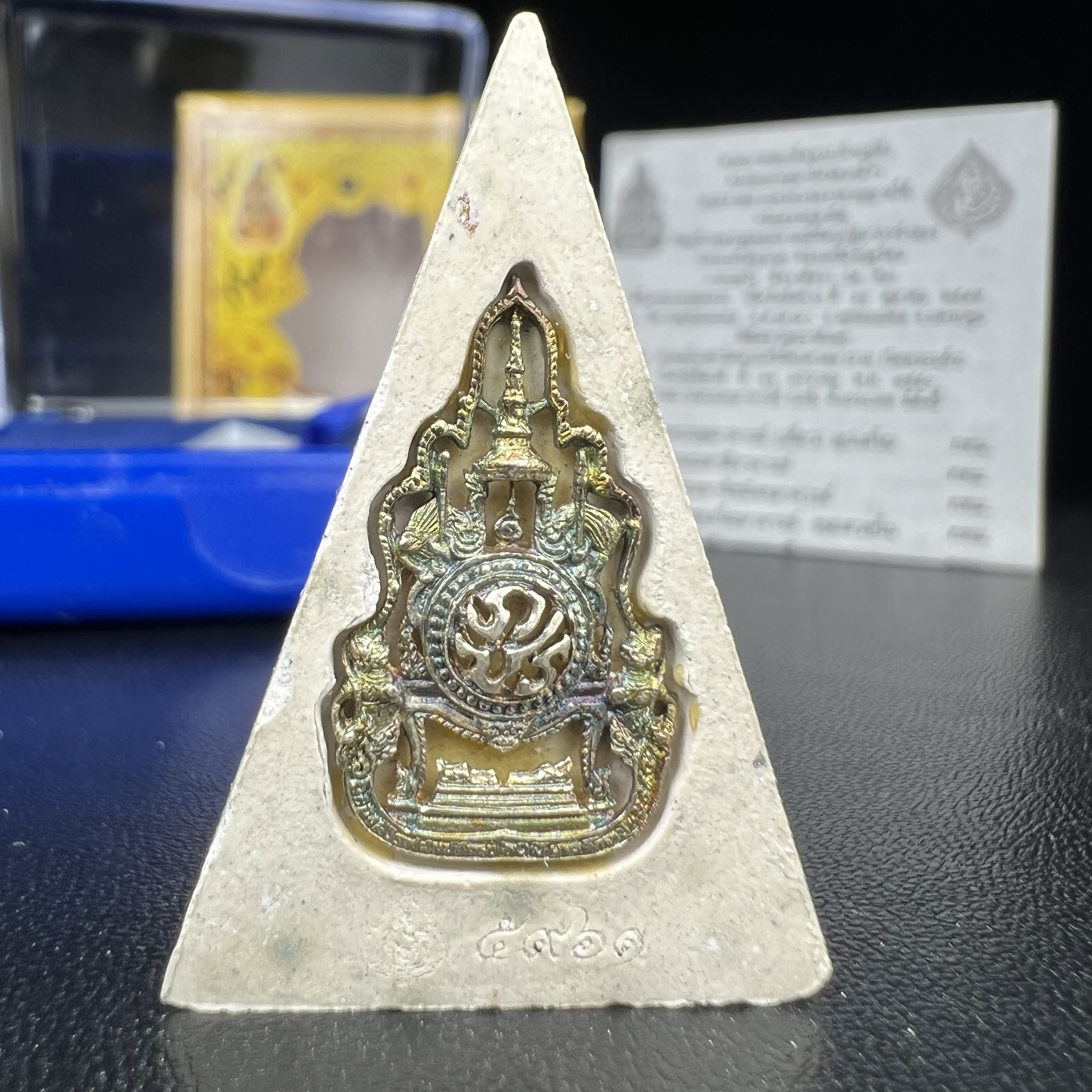 พระแก้วมรกต(จำลอง)ทรงเครื่องฤดูร้อน พระผงบูชา ด้านหน้าปิดทอง ด้านหลังตราสัญลักษณ์ฉลองสิริราชสมบัติครบ 60ปี เนื้อเงินขึ้นสีรุ้งธรรมชาติสร้างสรรค์งดงาม(รุ่นนี้ได้พระราชทานเส้นพระเจ้า(เส้นผม)รัชกาลที่9ในการจัดสร้าง)