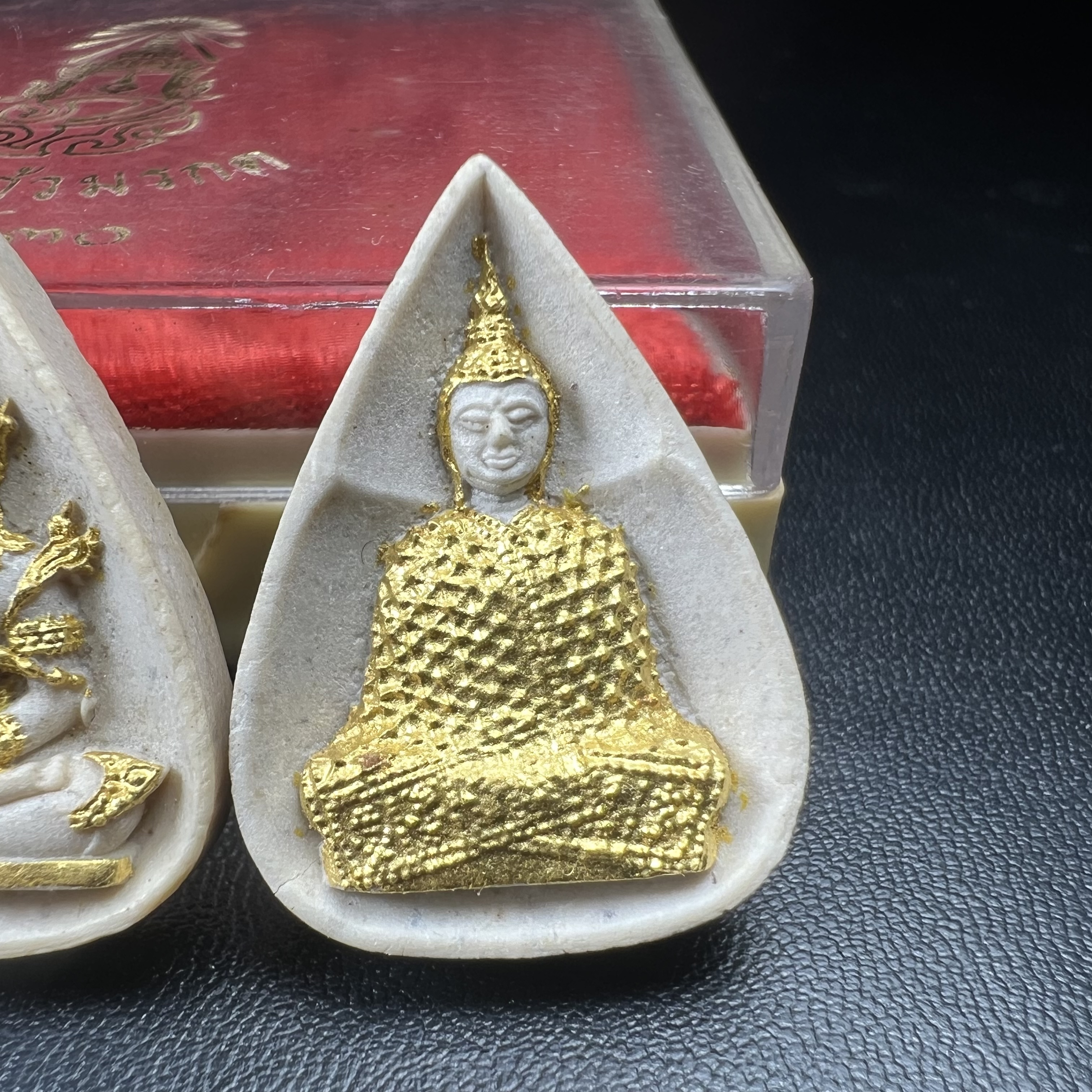 พระแก้วมรกต หลัง ภปร. เนื้อผง ปี2530 พระดี พิธีใหญ่ ประกอบพิธีพุทธาภิเษกพร้อมกับพิธีพระกริ่งปวเรศ ปี2530 วัดบวรนิเวศและวัดพระแก้ว(ครบชุดสามฤดูกล่องเดิมครบ)หายาก