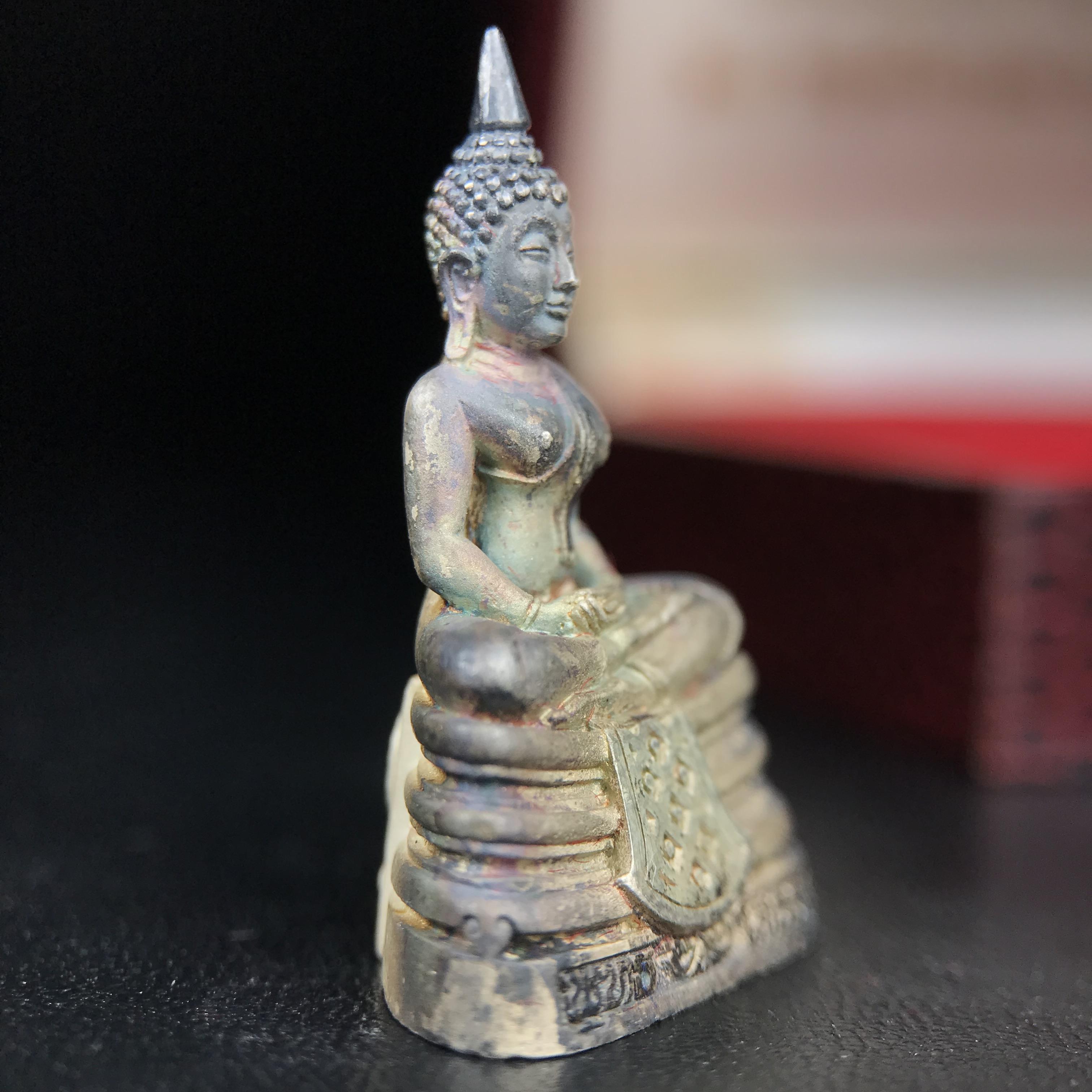 พระพุทธโสธร(หลวงพ่อโสธร) รุ่นสร้างอุโบสถ ปี2539 เนื้อเงินทรายนวลขัดเงาบางส่วน ลอยองค์พิมพ์ใหญ่ สภาพสวยกล่องบรรจุเดิมครบสมบูรณ์(งานแพรนด้า จิวเวลรี่)สวยงดงาม(เนื้อเงินผิวเดิมรุ้งสวยสวย องค์หมายเลขสวย ๒๒๒๒๕)