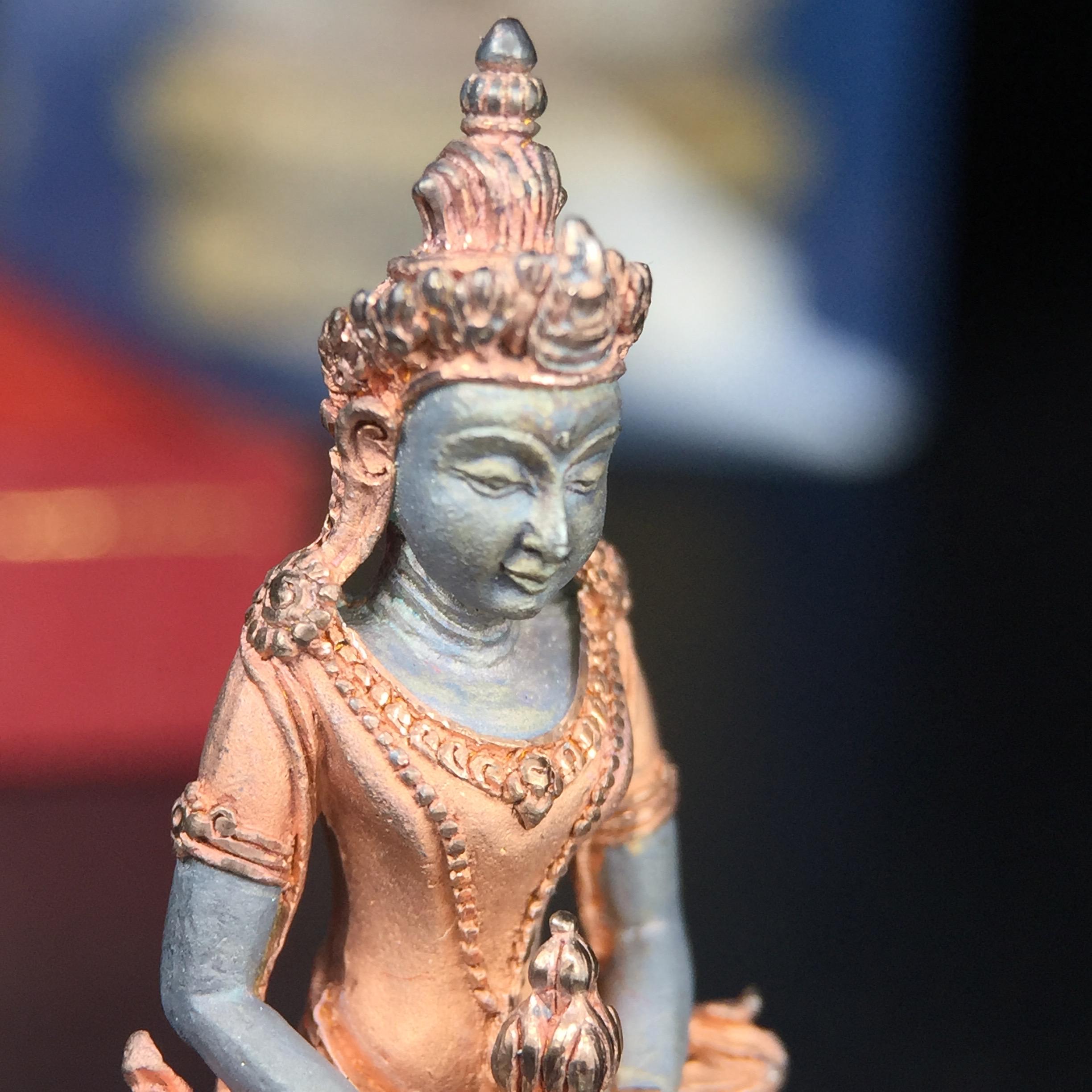 พระกริ่งอวโลกิเตศวร ( เจ้าแม่กวนอิม ) วัดโพธิ์แมนคุณาราม รุ่นอุดมโภคทรัพย์ พ.ศ.2539 เนื้อเงิน 3 กษัตริย์ พ่นทราย(ผิวเดิม ขึ้นสีรุ้งธรรมชาติ แบบนิยม เสน่ห์ของพระเนื้อเงิน) (พร้อมกล่องบรรจุการ์ดใบรับรองเดิมครบ) (อีกหนึ่งรุ่นยอดนิยม พุทธศิลป์สวยงดงาม)