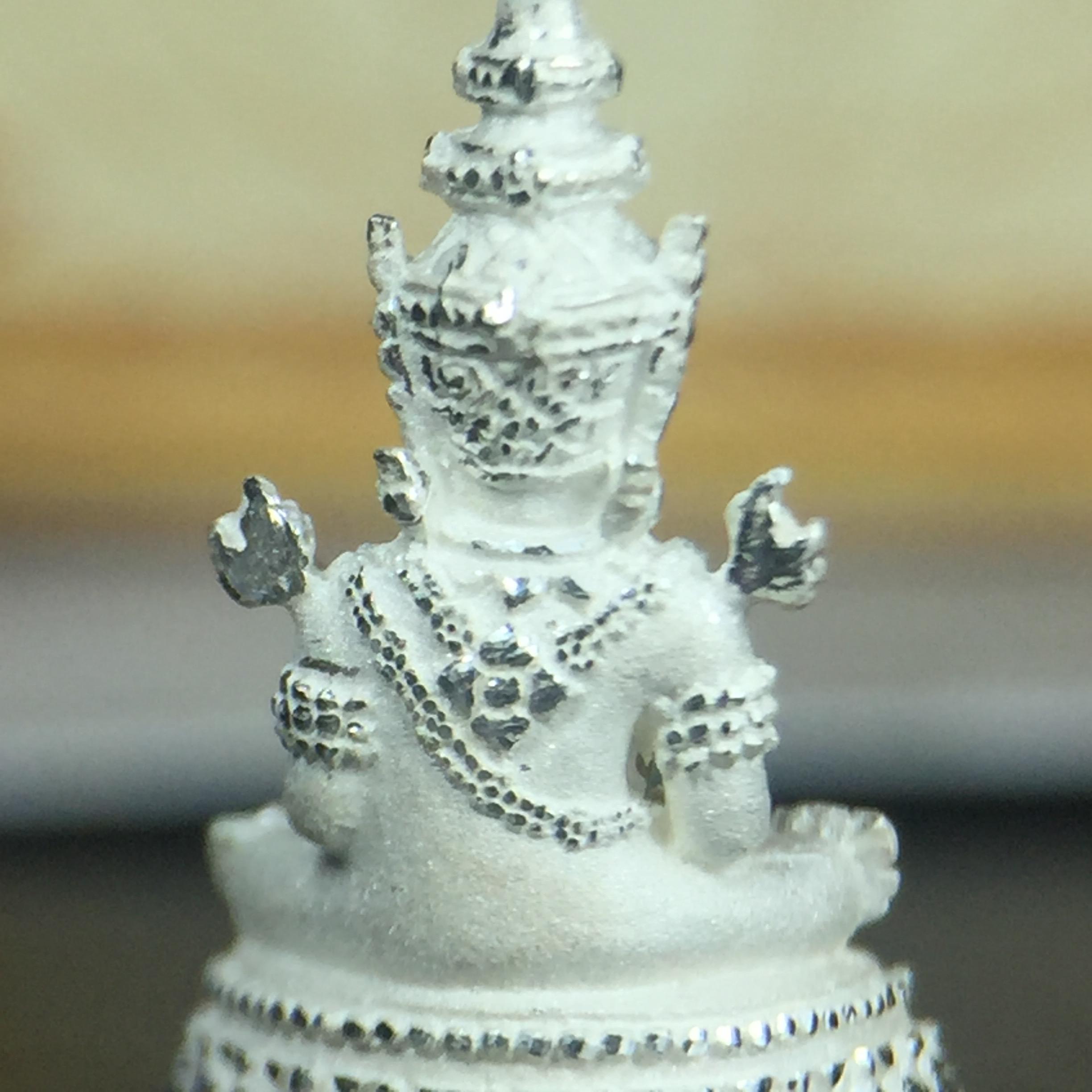 พระแก้วมรกต(จำลอง)ลอยองค์ ขนาดหน้าตัก 1/4 นิ้ว ทรงเครื่องฤดูร้อน เนื้อเงิน ตราสัญลักษณ์ฉลองสิริราชสมบัติครบ 60 ปี พ.ศ.2549(สภาพสวย ครบ สมบูรณ์)