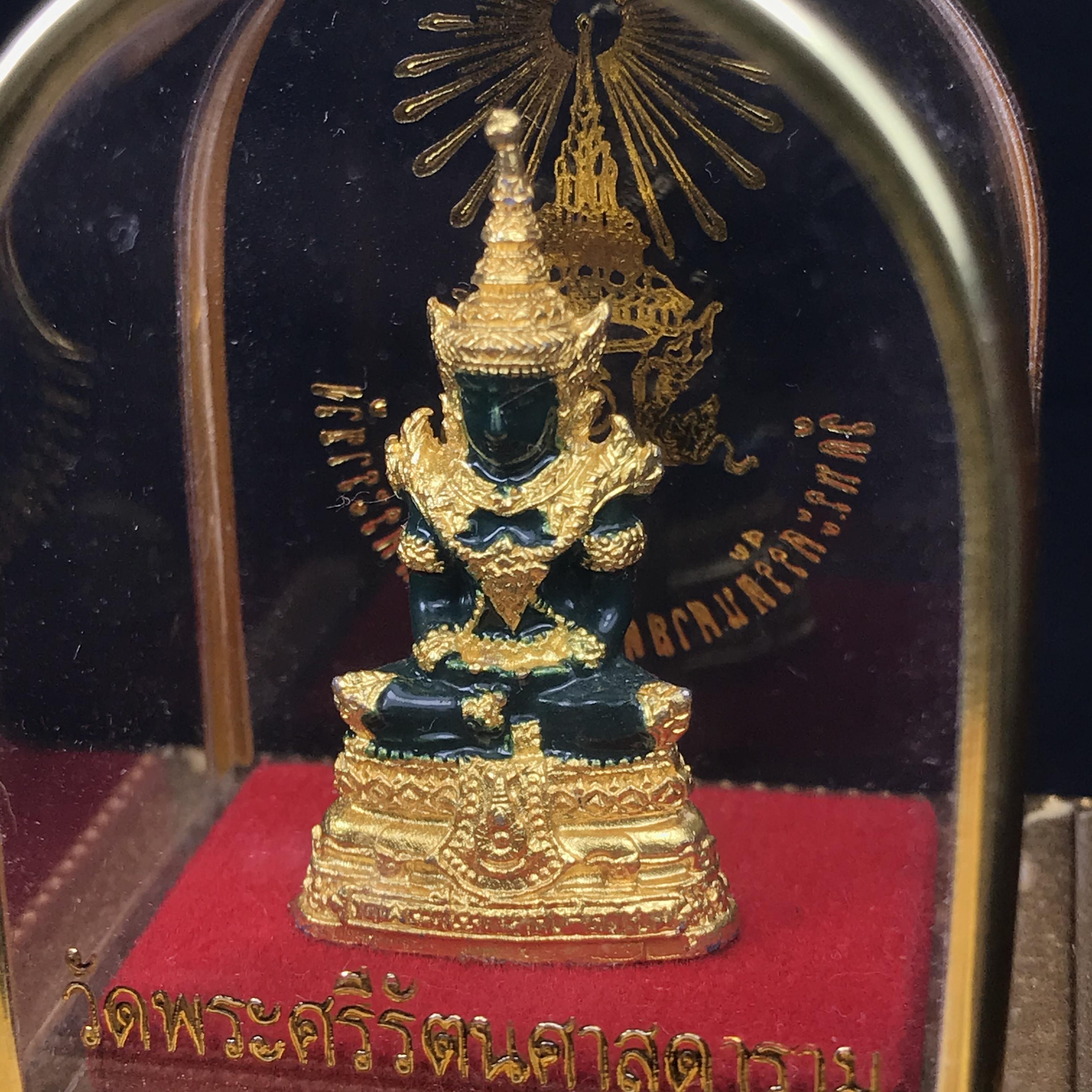 พระพุทธมหามณีรัตนปฏิมากร(พระแก้วมรกต) วัดพระศรีรัตนศาสดาราม สำนักพระราชวัง จัดสร้าง พิมพ์ฤดูร้อน หน้าตัก 1 นิ้วพร้อมครอบตู้เดิม(บรรจุมวลสารใต้ฐาน)