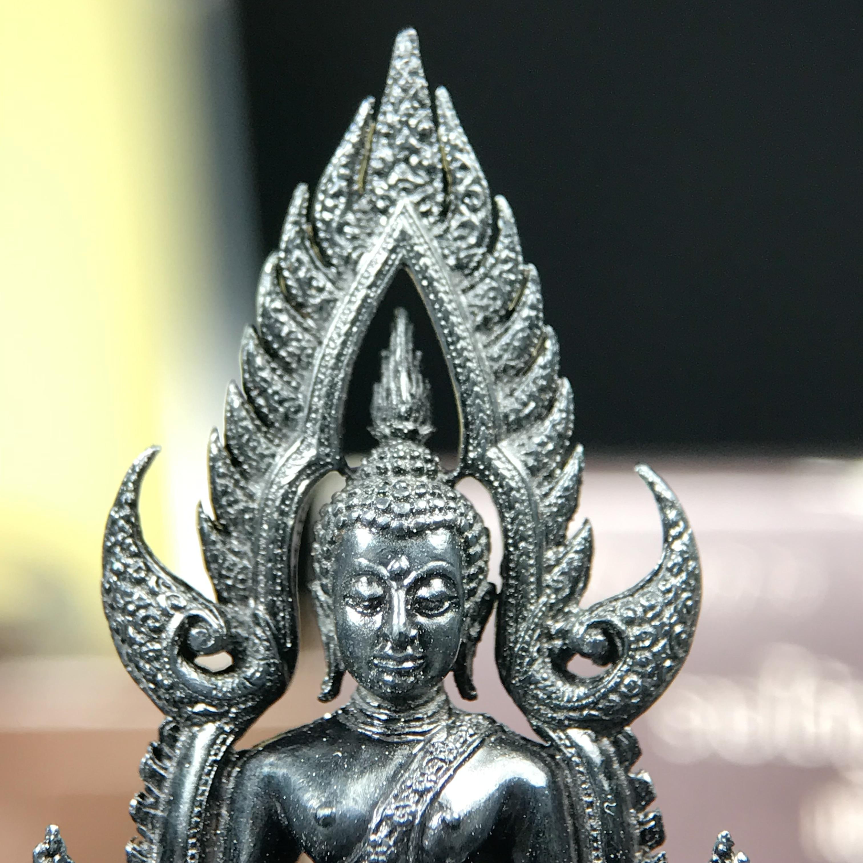 พระพุทธชินราช ภปร. โครงการ "เพราะแผ่นดินนี้ คือ แผ่นดินเกิด" ปี2548(รุ่นแรก) ลอยองค์ หน้าตัก 1/2 นิ้ว(ขนาด 3.5 x 2.5 ซม.) เนื้อเงินรมดำ(พุทธศิลป์จำลองเมื่อครั้งลอกทอง ครั้งที่3 เมื่อปี2547 ร้อยปีจะมีสักครั้ง "พระพุทธชินราชองค์ดำ")