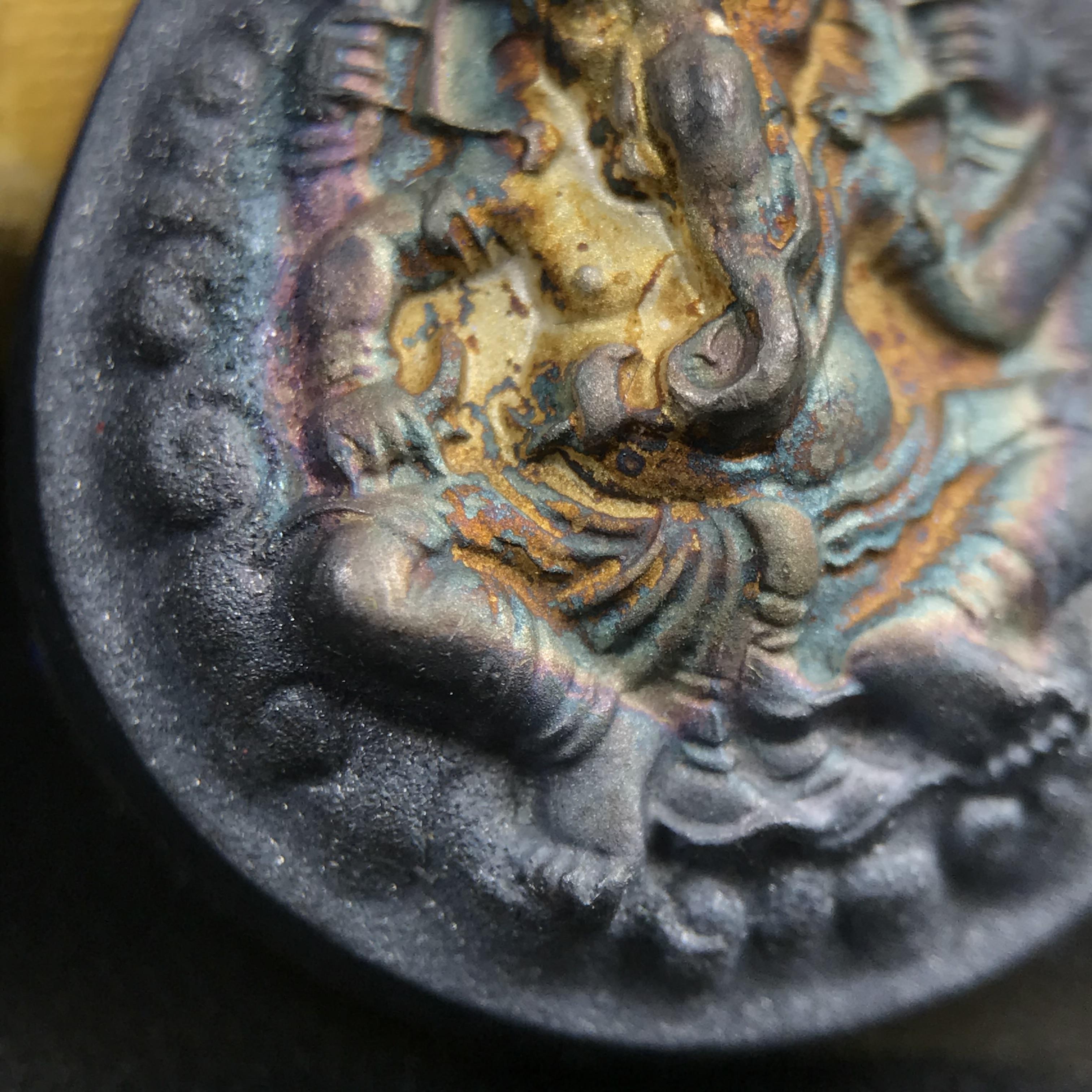 เหรียญพระพิฆเนศวร ญสส. ชุดกาญจนาภิเษกครองราชย์ 50 ปี พุทธศักราช 2538 พิมพ์ใหญ่(2.9 ซม.) เนื้อเงินผิวเดิมกลับดำขึ้นสีรุ้งเข้มขลังงดงามธรรมชาติสร้างสรรค์ สภาพสวยเดิมพร้อมกล่องบรรจุเดิม ตอกโค๊ดหมายเลขกำกับ(1ใน 5539องค์)สี สวย แบบ นิยม หายาก