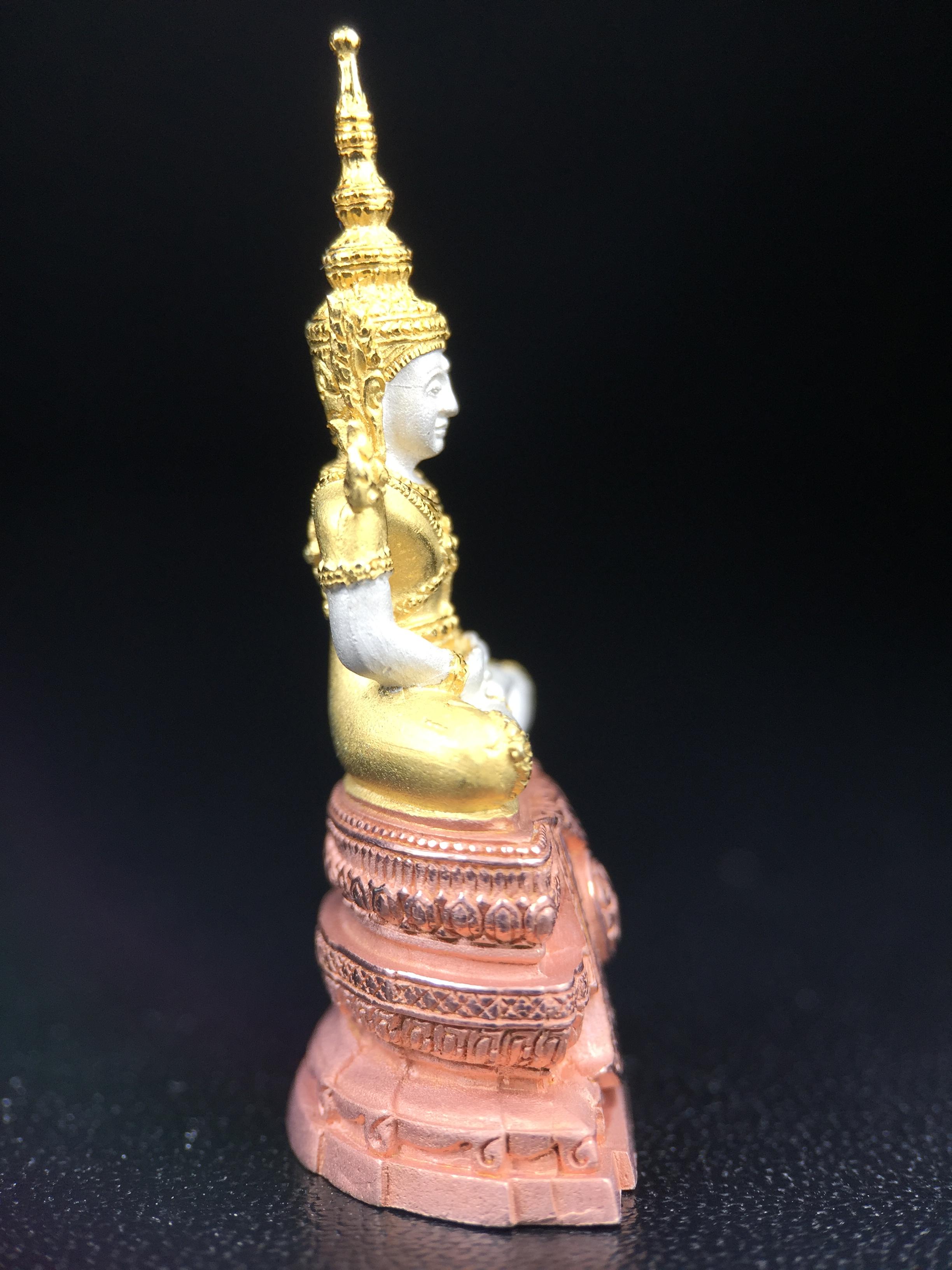 พระแก้วมรกต ภปร. ปี2547 จัดสร้างโดย รพ.ภูมิพลฯ เนื้อเงิน (3 กษัตริย์)ลอยองค์ หน้าตัก 1/2 นิ้ว งดงามทรงคุณค่าอีกหนึ่งรุ่นยอดนิยม หายาก