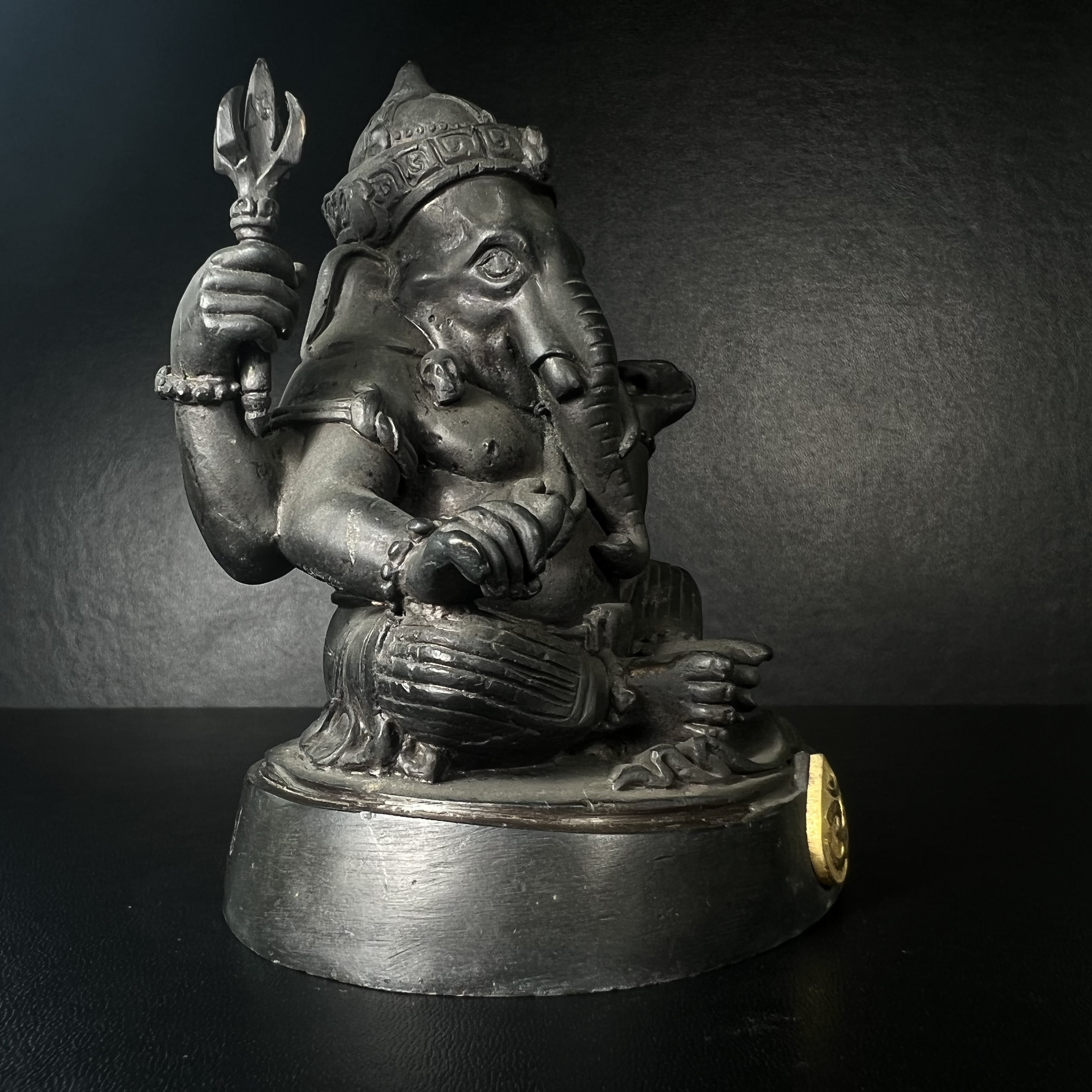 พระพิฆเนศ กรมศิลปากร ปี2547 ขนาดบูชาหน้าตัก 3 นิ้ว โลหะผสมเนื้อดี มีโค๊ดหมายเลขกำกับNo.993 (1 ใน 5000 องค์)รุ่นยอดนิยมหายาก