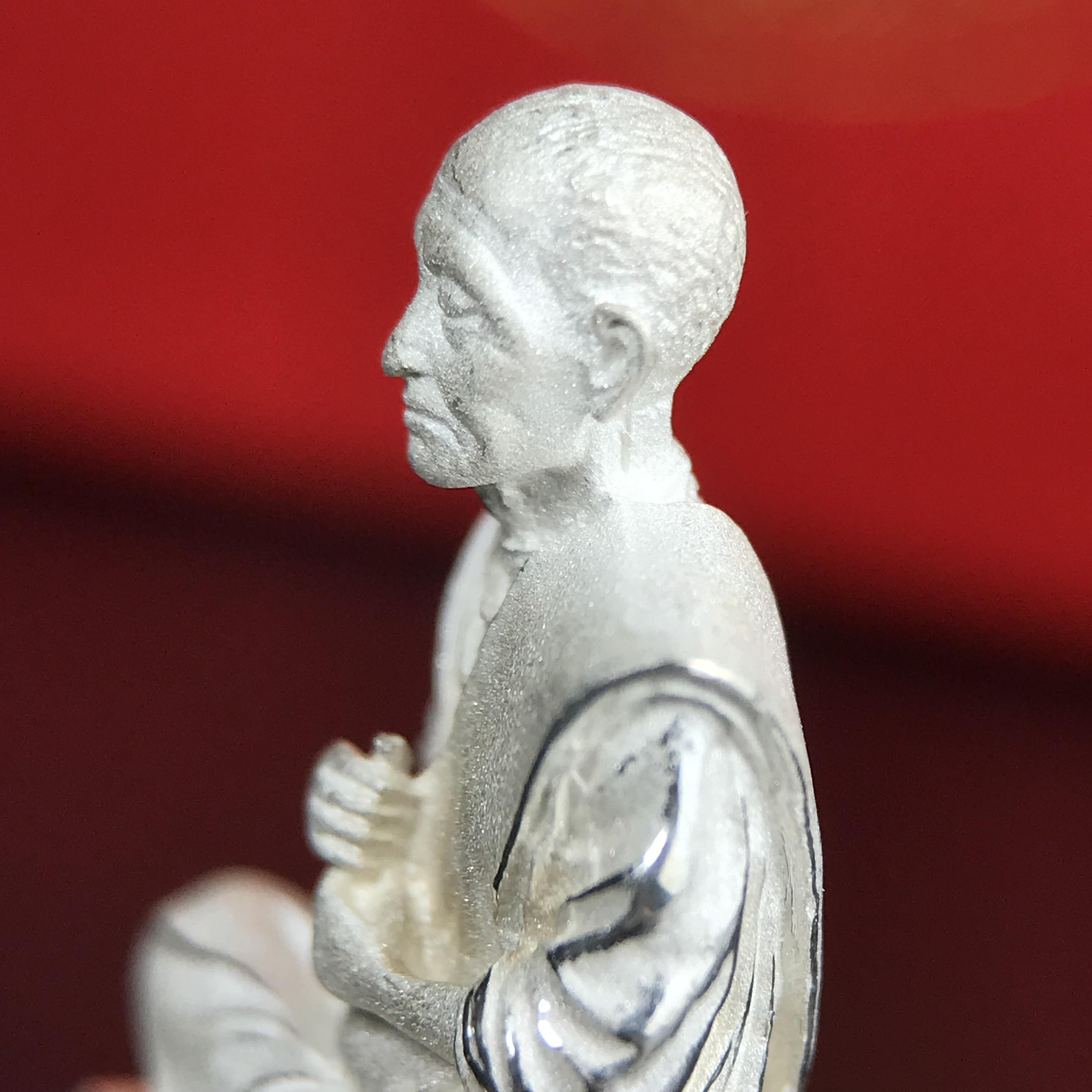 สมเด็จพุฒาจารย์ (โต พรหมรังสี) อนุสรณ์ 128 ปี สมเด็จพระญาณสังวร สมเด็จพระสังฆราช ทรงเมตตาอธิฐานจิต ปี 2543 มหาพุทธาภิเษก 3วาระ รูปเหมือนลอยองค์พิมพ์ใหญ่เนื้อเงิน ขนาด 1.5 x 2.5 ซม. ทรงคุณค่าทั้งด้านความงานด้านพุทธศิลป์ และพุทธคุณ(องค์หมายเลข ๑๐๘(เลขสวย)