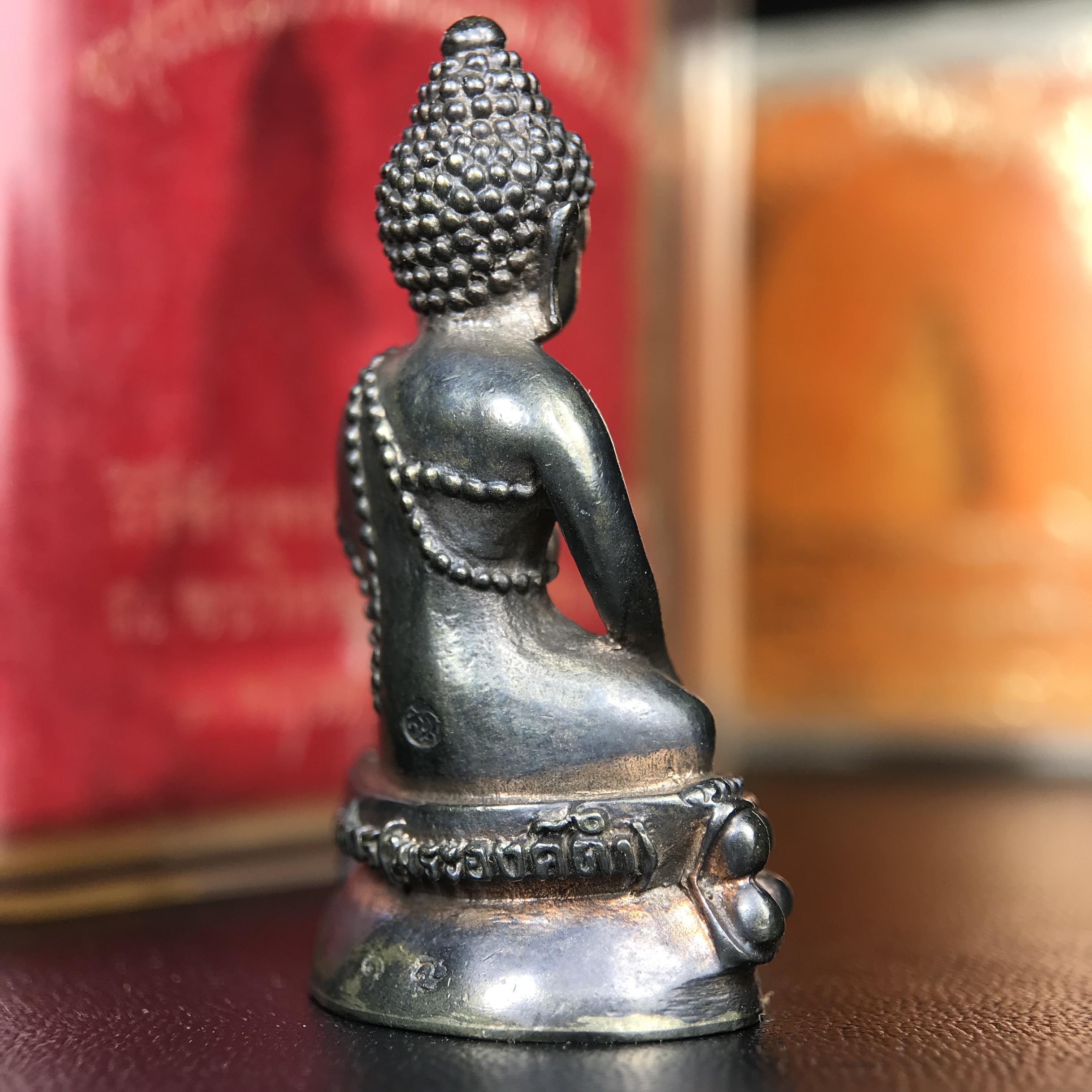 พระกริ่งนเรศวรพระองค์ดำ + พระชัยวัฒน์พระองค์ดำ อนุสรณ์ 100 ปี พิษณุโลกพิทยาคม (โรงเรียนชาย) พิธีจักรพรรดิมหาพุทธาภิเษก ปี 2542 เนื้อนวโลหะ(เต็มสูตรแก่ทองคำ) พิธีใหญ่มวลสารดีเกจิอาจารย์ยอดนิยมร่วมปลุกเสก*** ตอกโค้ดและหมายเลข*** 1 ใน 4999 องค์ ยอดนิยมหายาก