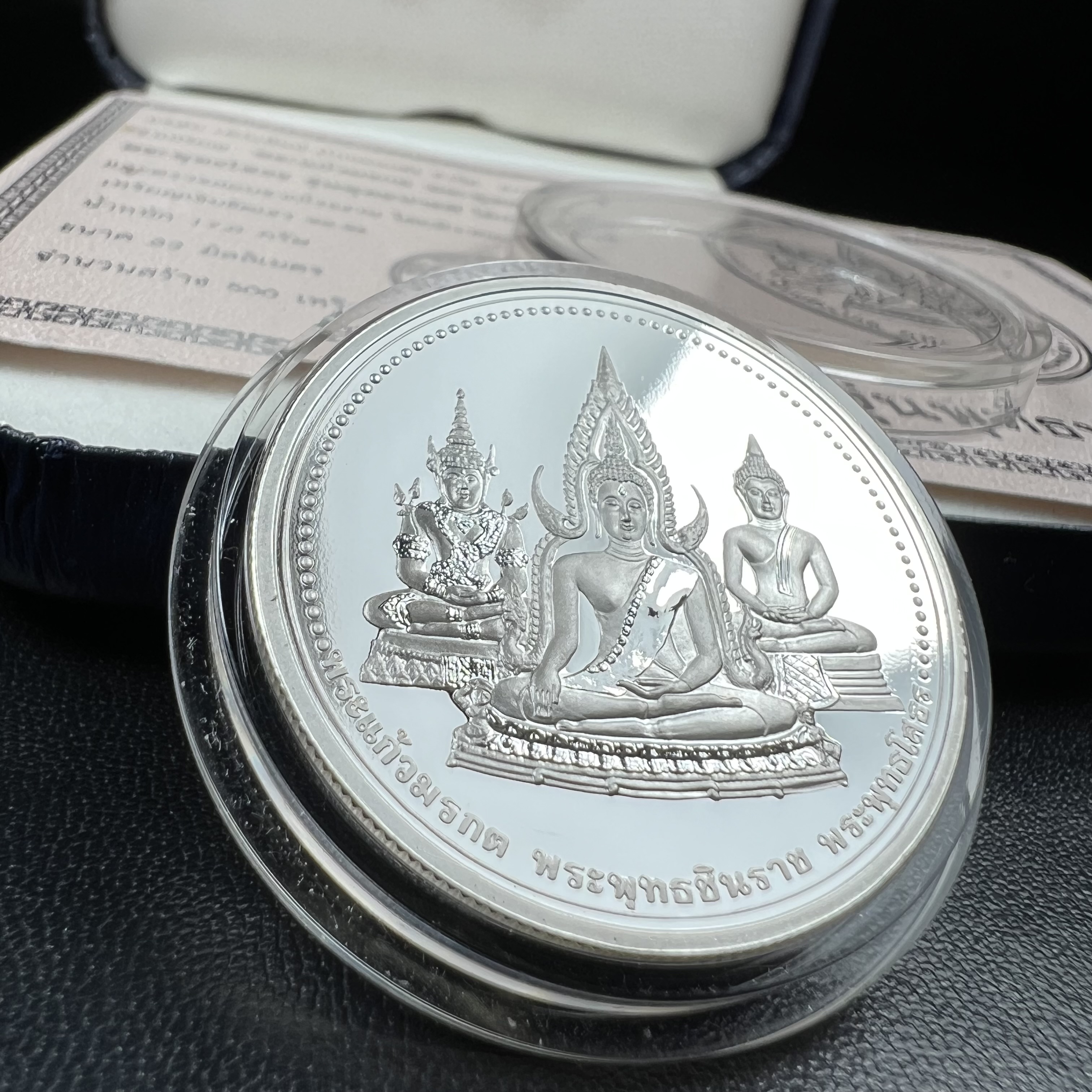 เหรียญพระแก้วมรกต พระพุทธชินราช พระพุทธโสธร รุ่นพุทธบารมี ปี 2540 เนื้อเงินขัดเงา 99.9% พร้อมกล่องและใบรับรองเดิม พิธีพุทธาภิเษก 2 พิธี มหามงคล (พระพุทธคู่บ้านคู่เมือง รูปแบบเหรียญสวยงดงามมาก พิธีใหญ่ เป็นที่นิยม)สร้างน้อยหายาก 1 ใน 500 เหรียญ