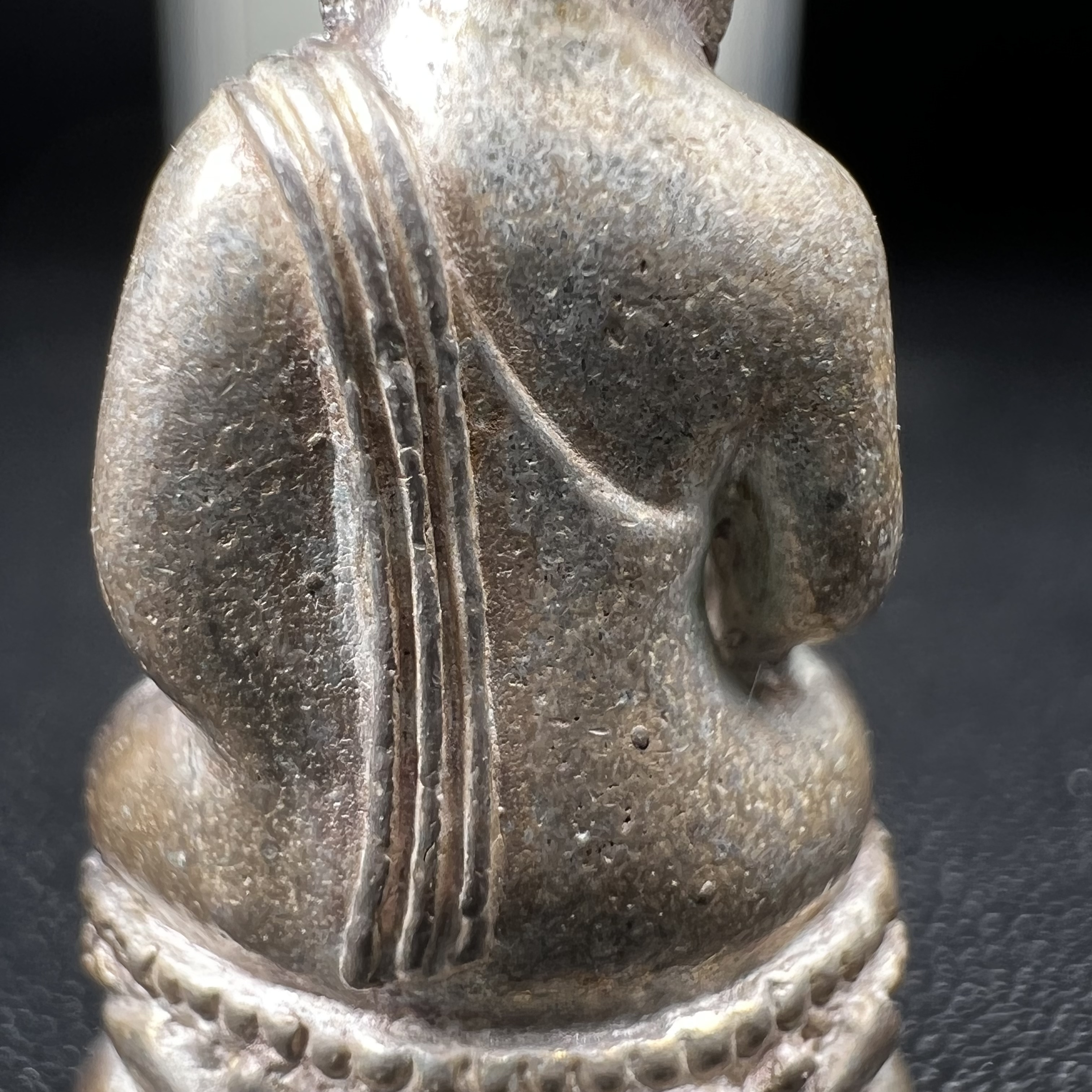 พระกริ่งไพรีพินาศ รุ่น ภปร. ราชวิทยาลัย ปี2535 เนื้อเงิน(สภาพผิวเดิมแบบนิยม เข้มขลังทรงอนุภาพ)(ตอกโค้ดพระนามย่อ ญสส ใต้เศวตรฉัตร และ พระปรมาภิไธยย่อ ภปร.)(1ใน2535องค์)