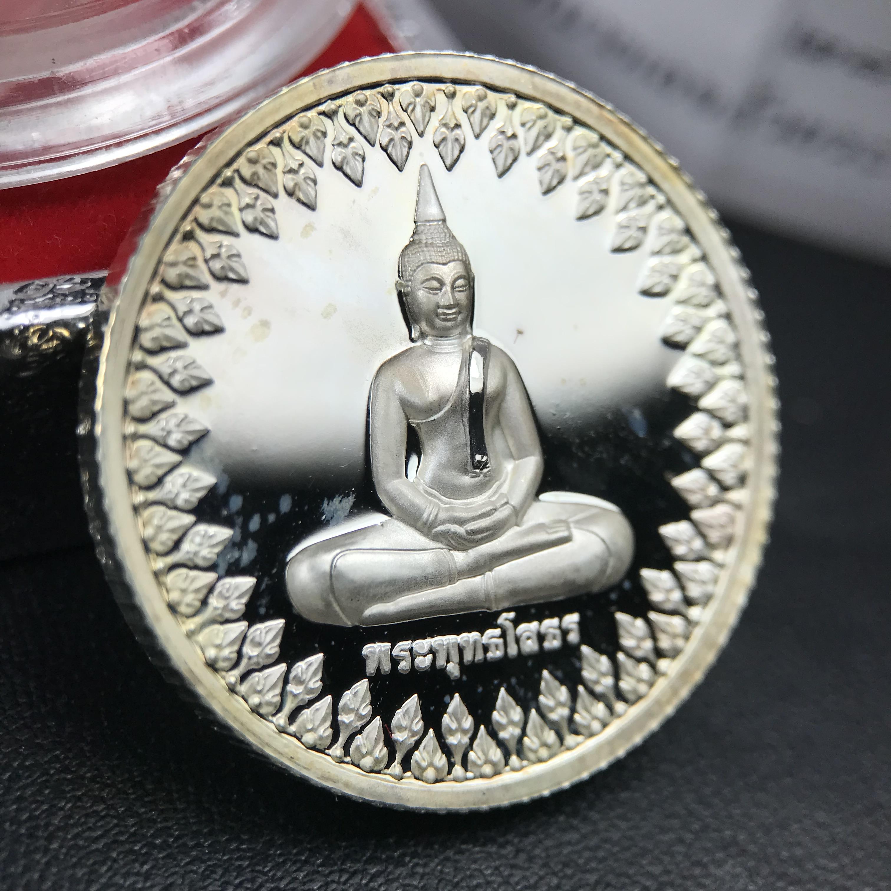 เหรียญพระพุทธโสธร ตราสัญลักษณ์ ภปร. รุ่นสมโภชน์พระอุโบสถเฉลิมพระเกียรติ วัดโสธรวรารามวรวิหาร เฉลิมพระเกียรติ ร.9 เจริญพระชนมายุ 80 พรรษา ปี2550 เนื้อเงินนอก(99%)ขัดเงาพ่นทราย ขนาด 28 มม. มีโค๊ดหมายเลขกำกับ สวยๆเดิมๆ พร้อมกล่องเดิมจากวัด และใบรับรองการผลิต