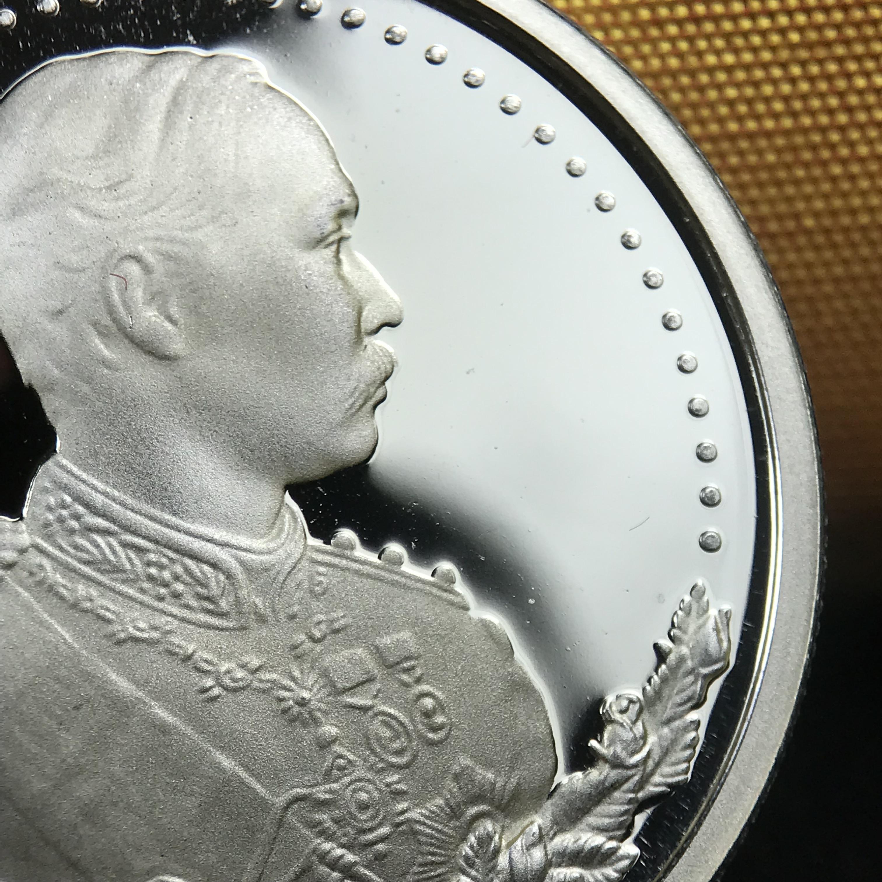 เหรียญรัชกาลที่ 5 หลัง 12 นักษัตริย์ รุ่นมหาลาภ ปี 2539 เนื้อเงินขัดเงา บล็อกนอก(เพิร์ธ)ออสเตรเรีย ขนาด 3.2 ซ.ม. กล่องบรรจุเดิมครบสมบูรณ์สวยงาม พิธีพุทธาภิเษก ณ.พระอุโบสถ วัดพระแก้ว สมเด็จพระญาณสังวร สมเด็จพระสังฆราช เป็นประธานพิธี