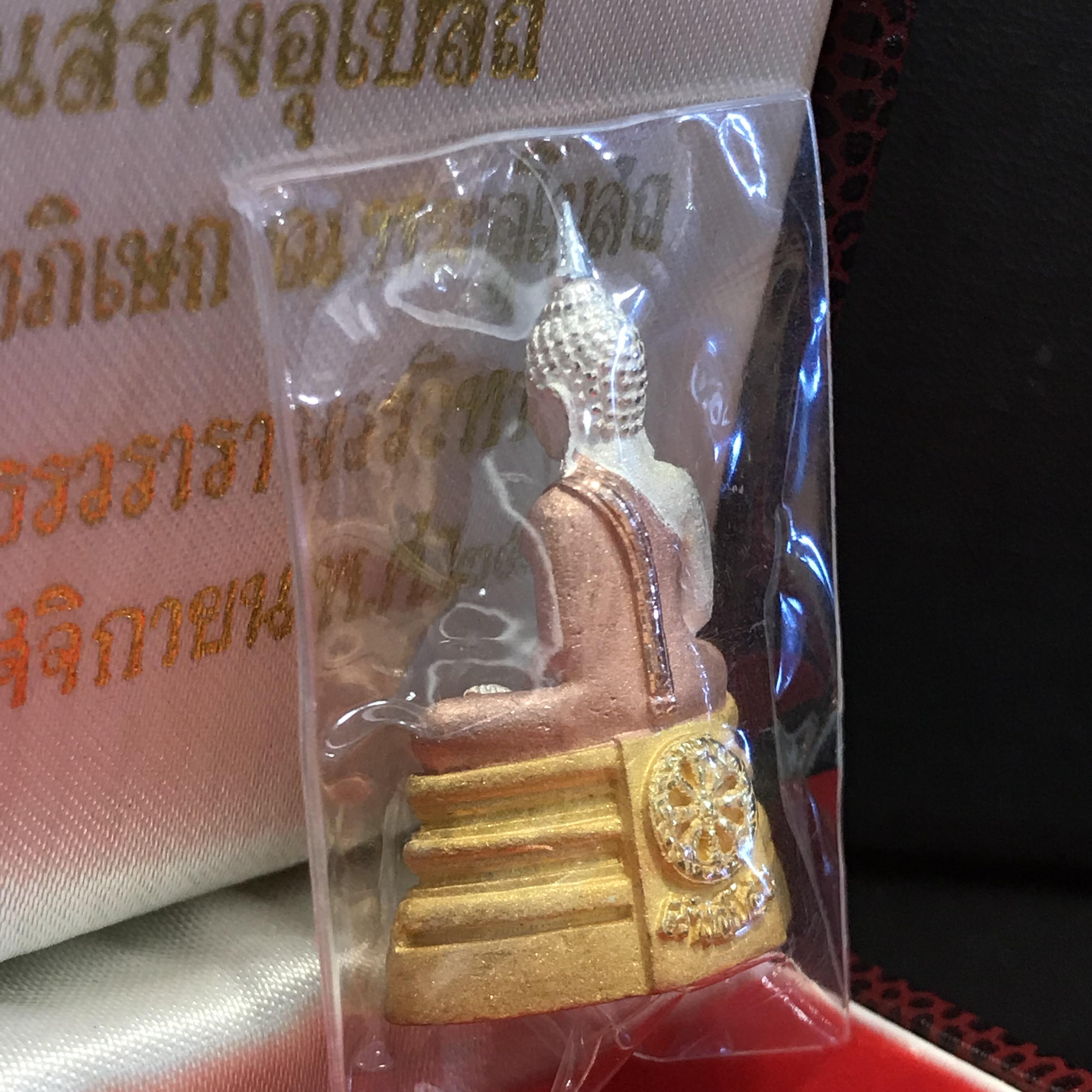 พระพุทธโสธร(หลวงพ่อโสธร) เนื้อเงินสามกษัตริย์ รุ่นสร้างอุโบสถ งานแพรนด้าจิวเวลลี่ พร้อมกล่องเดิม พ.ศ.2539