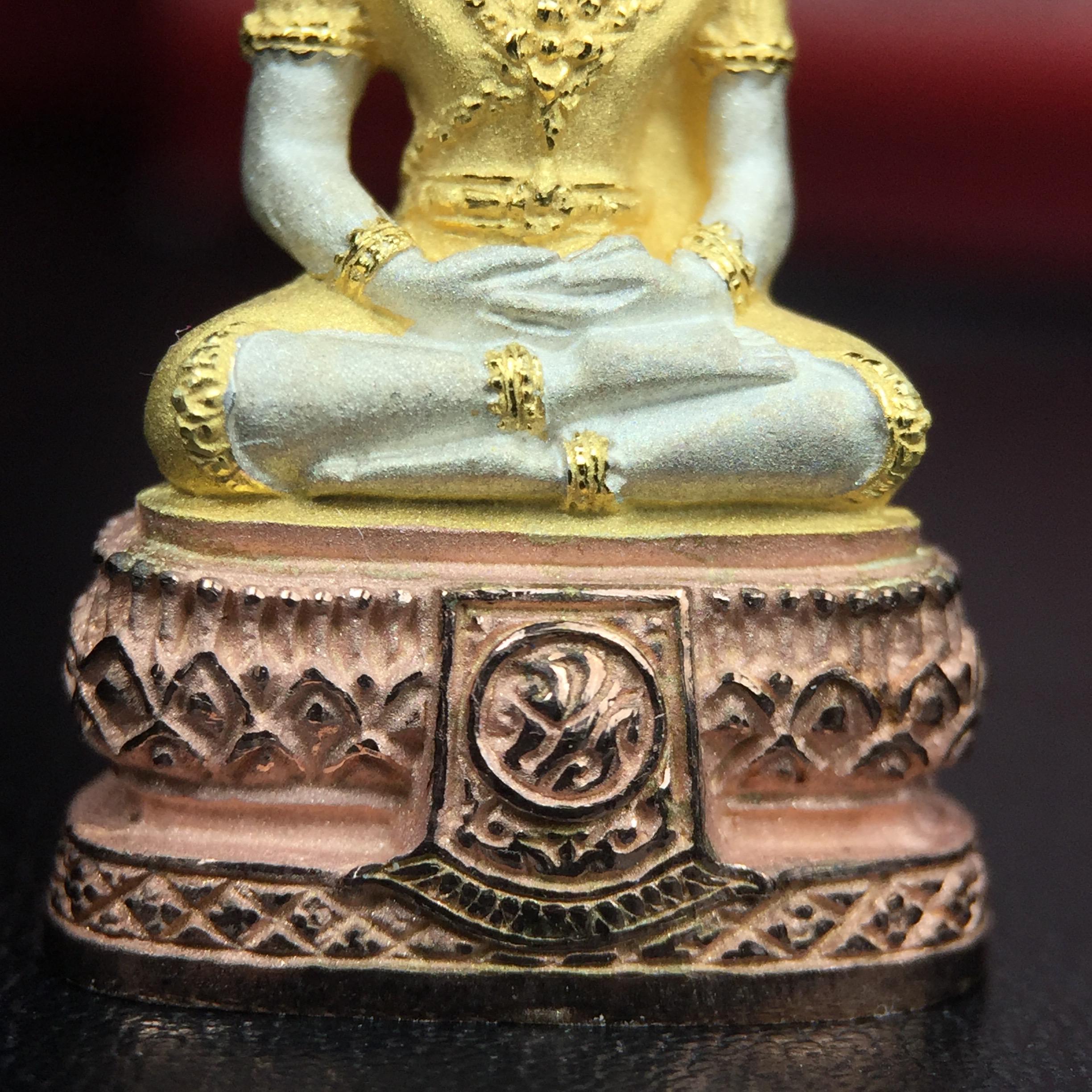 พระแก้วมรกต ภปร.(รุ่นแรก) ปี2545 จัดสร้างในมหาวโรกาส พระบาทสมเด็จพระเจ้าอยู่หัวรัชกาลที่ 9 ครบรอบ 75 พรรษา และฉลองกรุงรัตนโกสินทร์ครบ 220 ปี พิมพ์ลอยองค์ใหญ่ เนื้อเงินบริสุทธิ์ 92.5%(สามกษัตริย์) ขนาด 19*35 มม. พร้อมกล่อง สวยครบสมบูรณ์(องค์หมายเลข ๑๗๒๐)