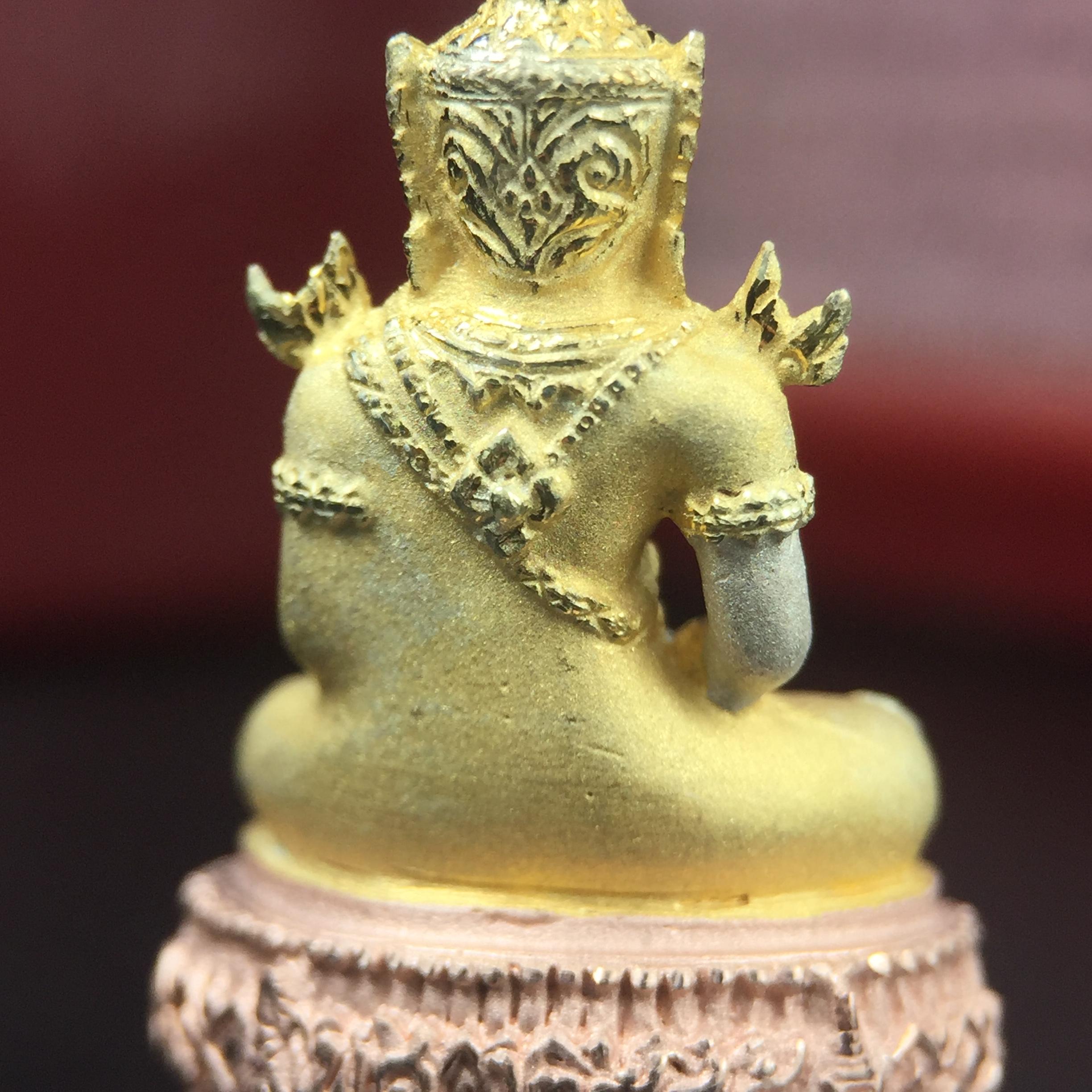 พระแก้วมรกต ภปร.(รุ่นแรก) ปี2545 รุ่นฉลองกรุงรัตนโกสินทร์ครบ 220 ปี พิมพ์ลอยองค์ใหญ่ เนื้อเงินบริสุทธิ์ 92.5% (สามกษัตริย์) ขนาด 19*35 มม. พร้อมกล่องบรรจุเดิม สวยครบสมบูรณ์