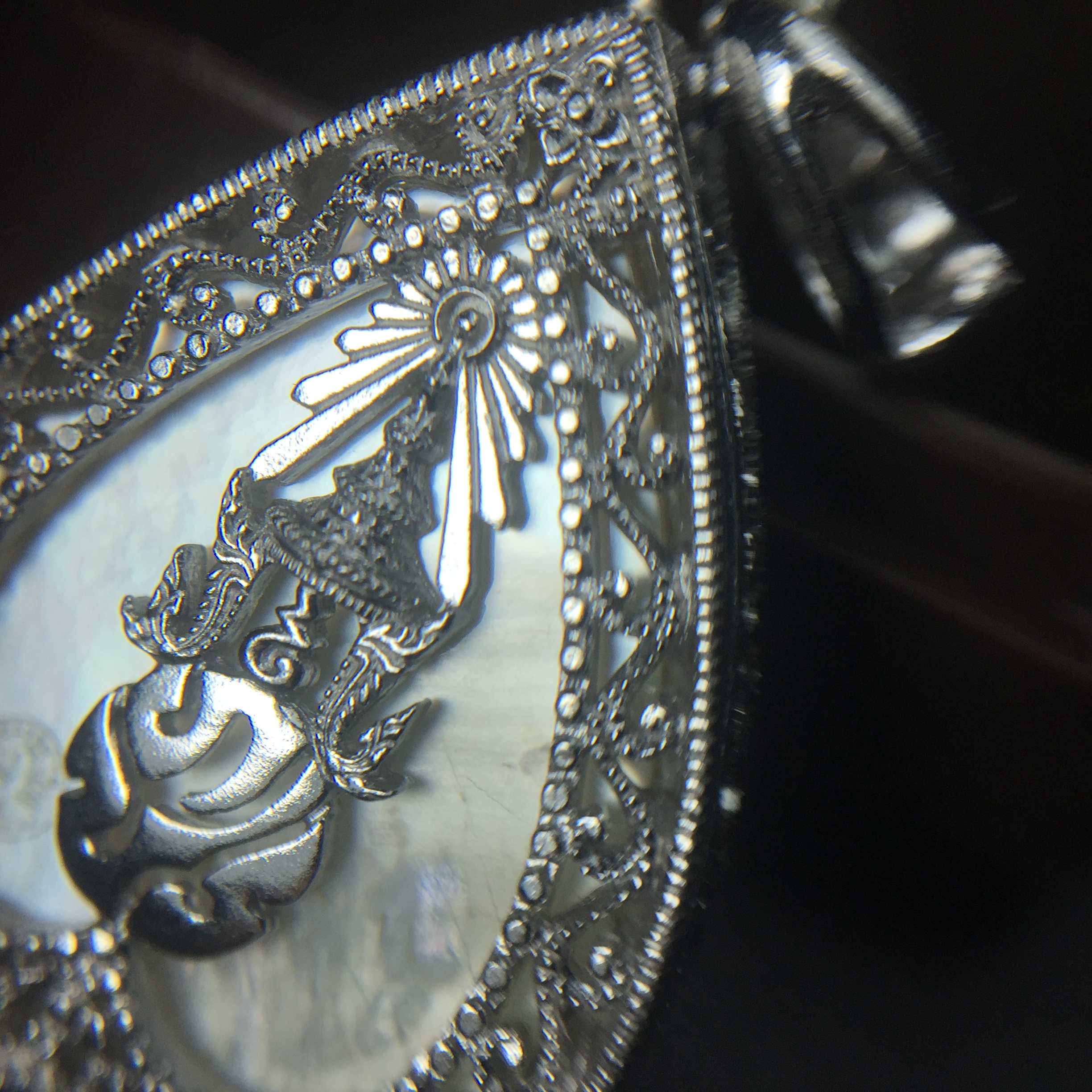 พระพุทธชินราช ภปร. โครงการ "เพราะแผ่นดินนี้ คือ แผ่นดินเกิด" ปี2548(รุ่นแรก) เหรียญทรงใบโพธิ์ ขนาด 21 x 29 มม. เนื้อเงินสามกษัตริย์ องค์พระชุบสามกษัตริย์ ล้อมด้วยกรอบเงินชุบทองคำขาวสลักเสลาเป็นลวดลายละเอียดอ่อน ส่วนพื้นองค์พระเป็นเปลือกหอยมุข