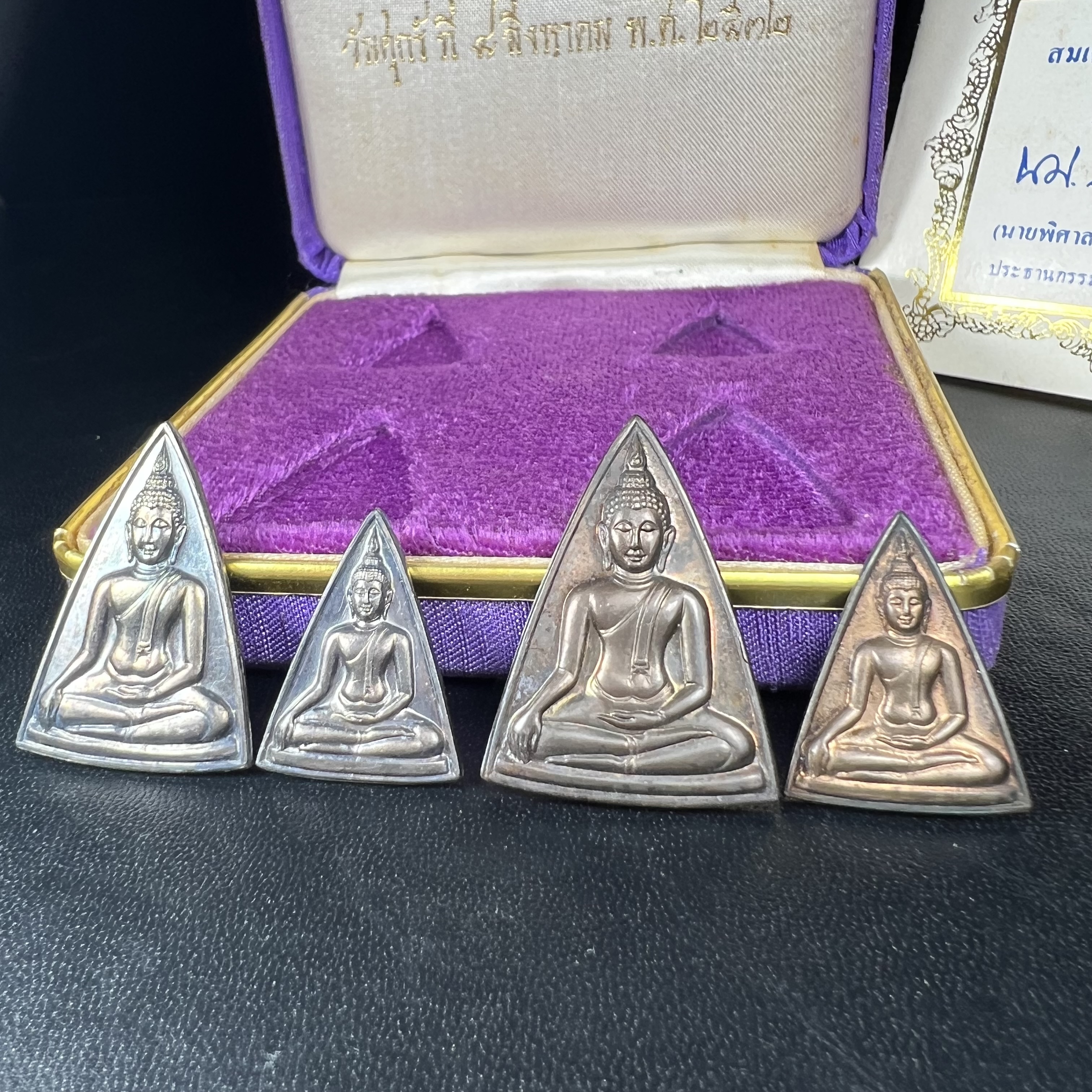 เหรียญสมเด็จนางพญาคุณากร หลัง ญสส. ปี 2532 ชุดเนื้อเงินและเนื้อนวโลหะ พิมพ์ใหญ่คู่พิมพ์เล็ก(ชุดพิเศษกรรมการ 1 ใน 500 ชุด) พิธีใหญ่ สภาพสวยผิวเดิมพร้อมกล่องบรรจุเดิมกำมะหยี่สีม่วงสัญลักษณ์ “สธ” สมเด็จพระเทพฯ ครบสมบูรณ์***ชุดแจกกรรมการพบเจอน้อย หายาก***