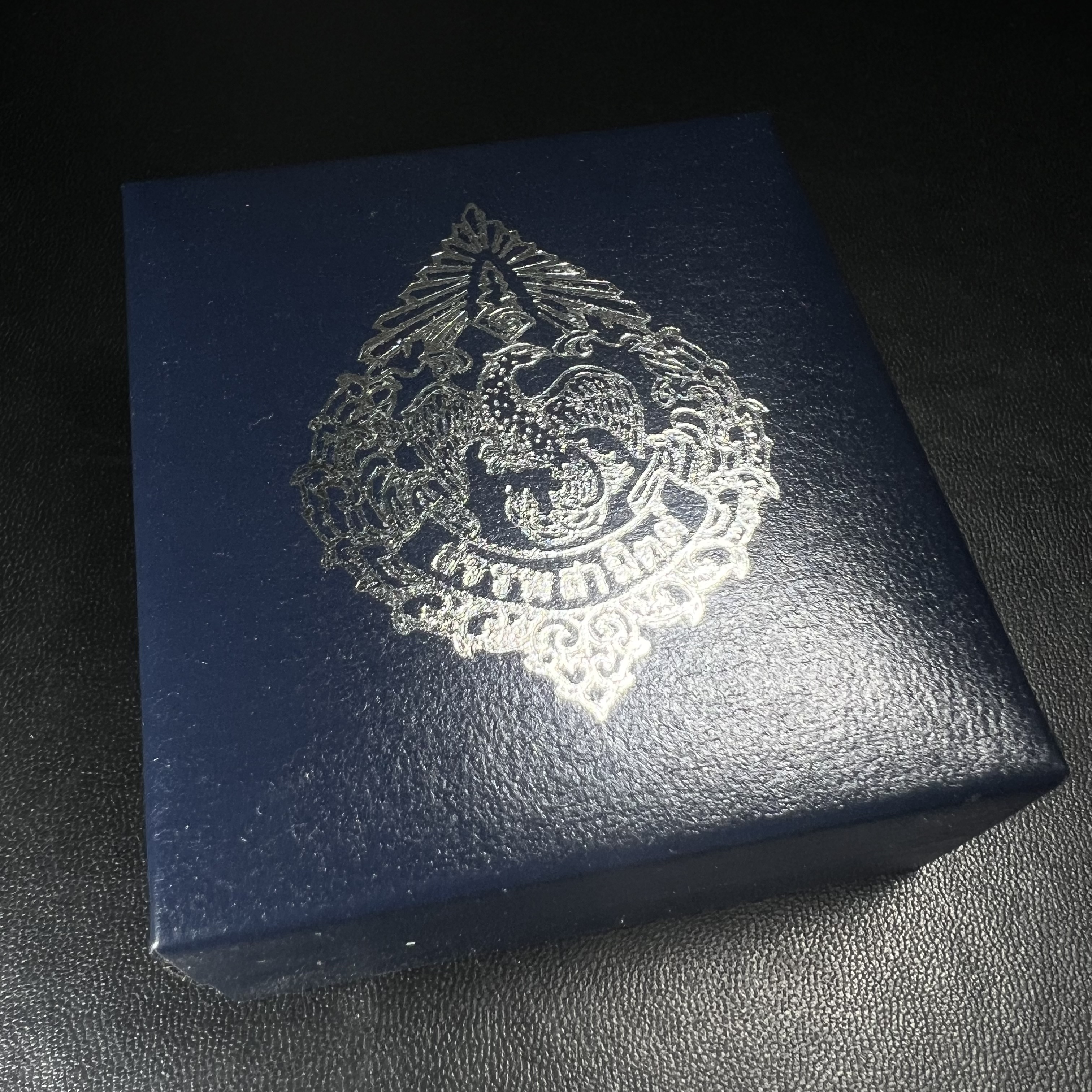 พระแก้วมรกต กรมสรรพสามิตจัดสร้างขึ้นเนื่องในโอกาสครบรอบ 64 ปีของกรมสรรพสามิต และเนื่องในวโรกาสที่พระบาทสมเด็จพระเจ้าอยู่หัวทรงครองราชย์ครบ50ปีเมื่อ พ.ศ.2539 เนื้อเงินทรายนวลขัดเงา(ผิวเดิมๆขึ้นสีรุ้งธรรมชาติสวย(สเน่ห์พระเนื้อเงินสีสันที่ธรรมชาติสรรค์สร้าง)