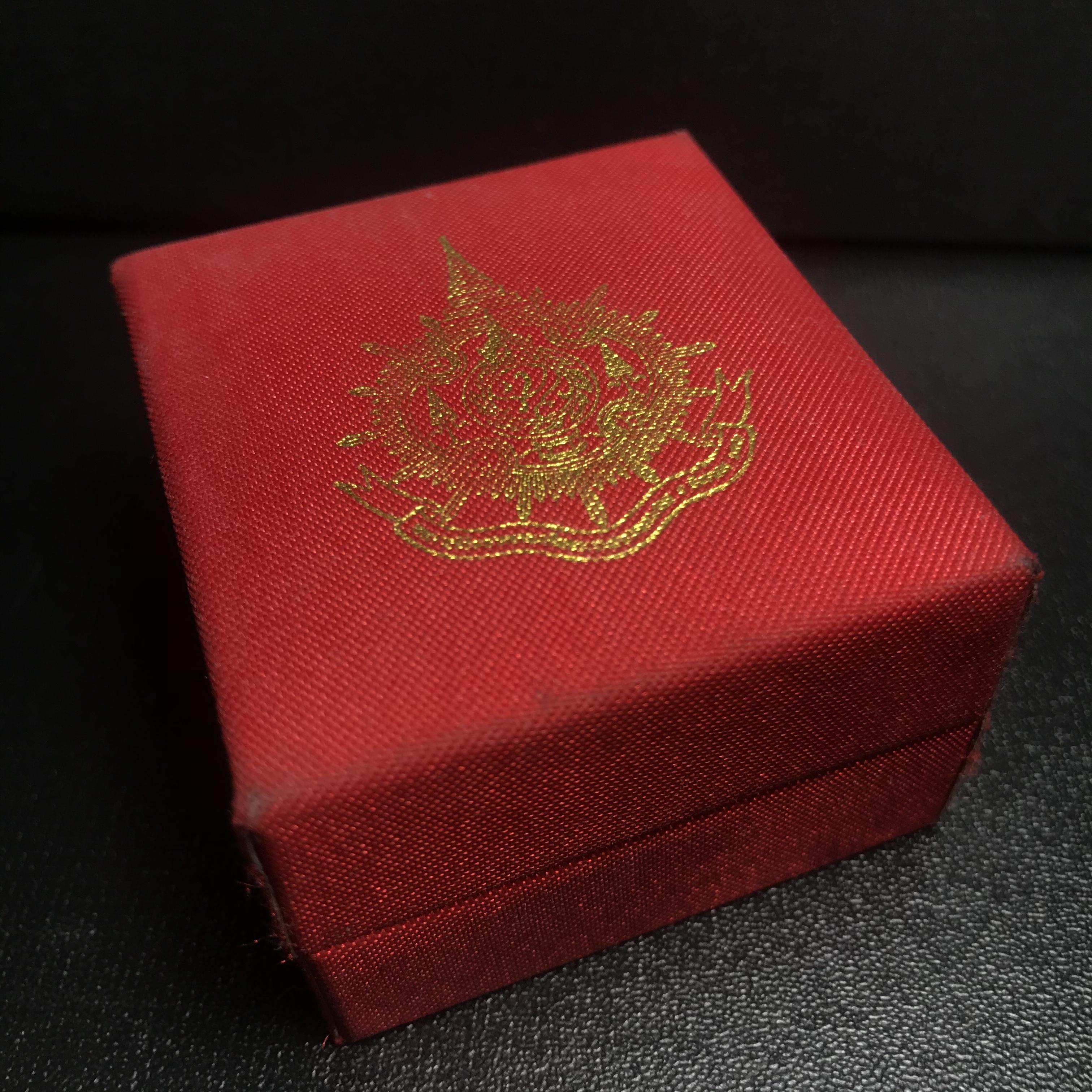 พระกริ่งไพรีพินาศ เฉลิมพระเกียรติ พระบาทสมเด็จพระเจ้าอยู่หัวรัชกาลที่9 พระชนมพรรษา 6 รอบ ปี2542 เนื้อนวโลหะผสมทองคำ(บรรจุเหล็กไหล)ดีนอก-ดีใน