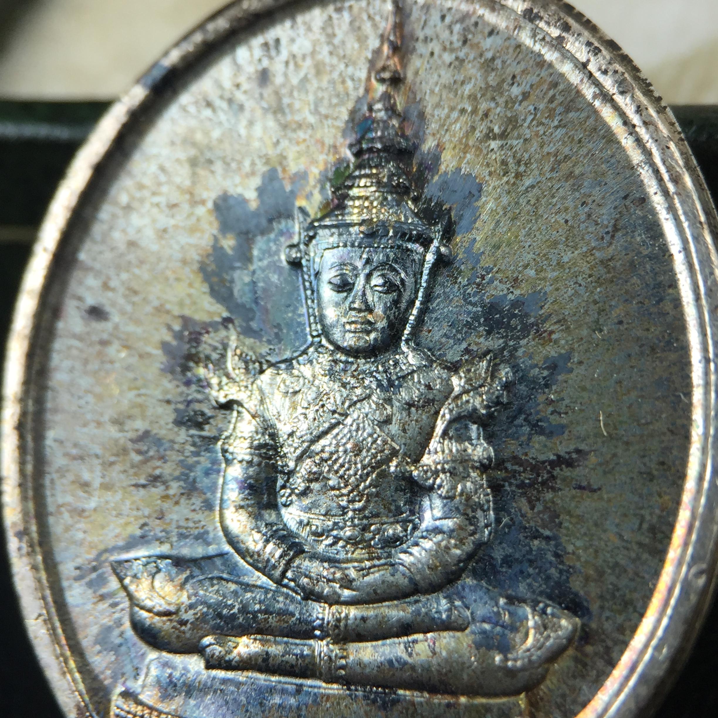 เหรียญพระแก้วมรกตหลัง ภปร. ฉลองกรุงรัตนโกสินทร์ครบ 200 ปี พ.ศ.2525 เนื้อเงิน(ผิวเดิม สวย)กล่องบรรจุเดิมครบ3พิมพ์(บล็อกพระราชศรัธา)(ในหลวงรัชกาลที่9 เสด็จในพิธี)ชอบเก็บแบบผิวเดิมๆชุดนี้เลยแนะนำ ผิวเดิมสวยมาก เสน่ห์พระเนื้อเงิน