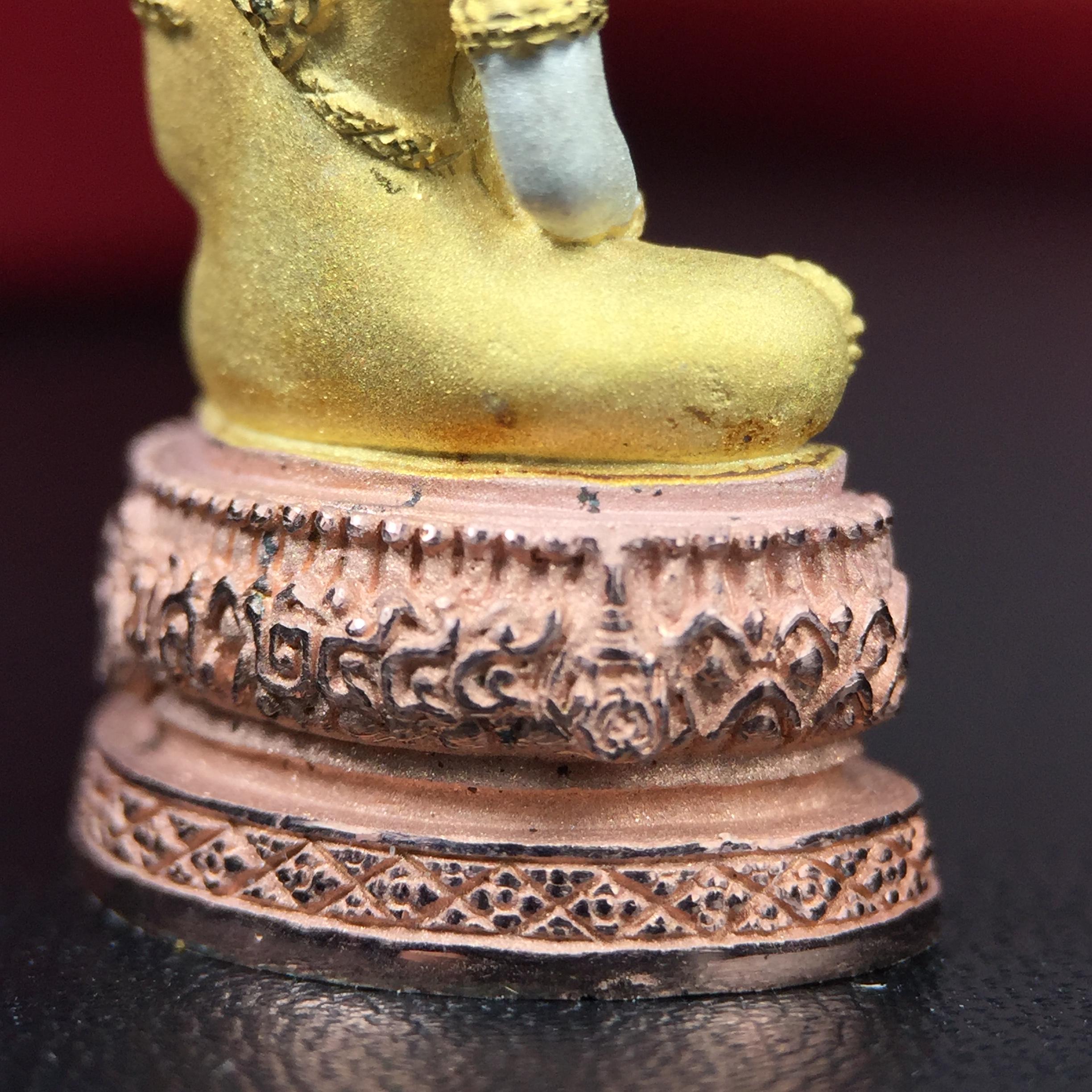 พระแก้วมรกต ภปร.(รุ่นแรก) ปี2545 รุ่นฉลองกรุงรัตนโกสินทร์ครบ 220 ปี พิมพ์ลอยองค์ใหญ่ เนื้อเงินบริสุทธิ์ 92.5% (สามกษัตริย์) ขนาด 19*35 มม. พร้อมกล่องบรรจุดิม สวยครบสมบูรณ์