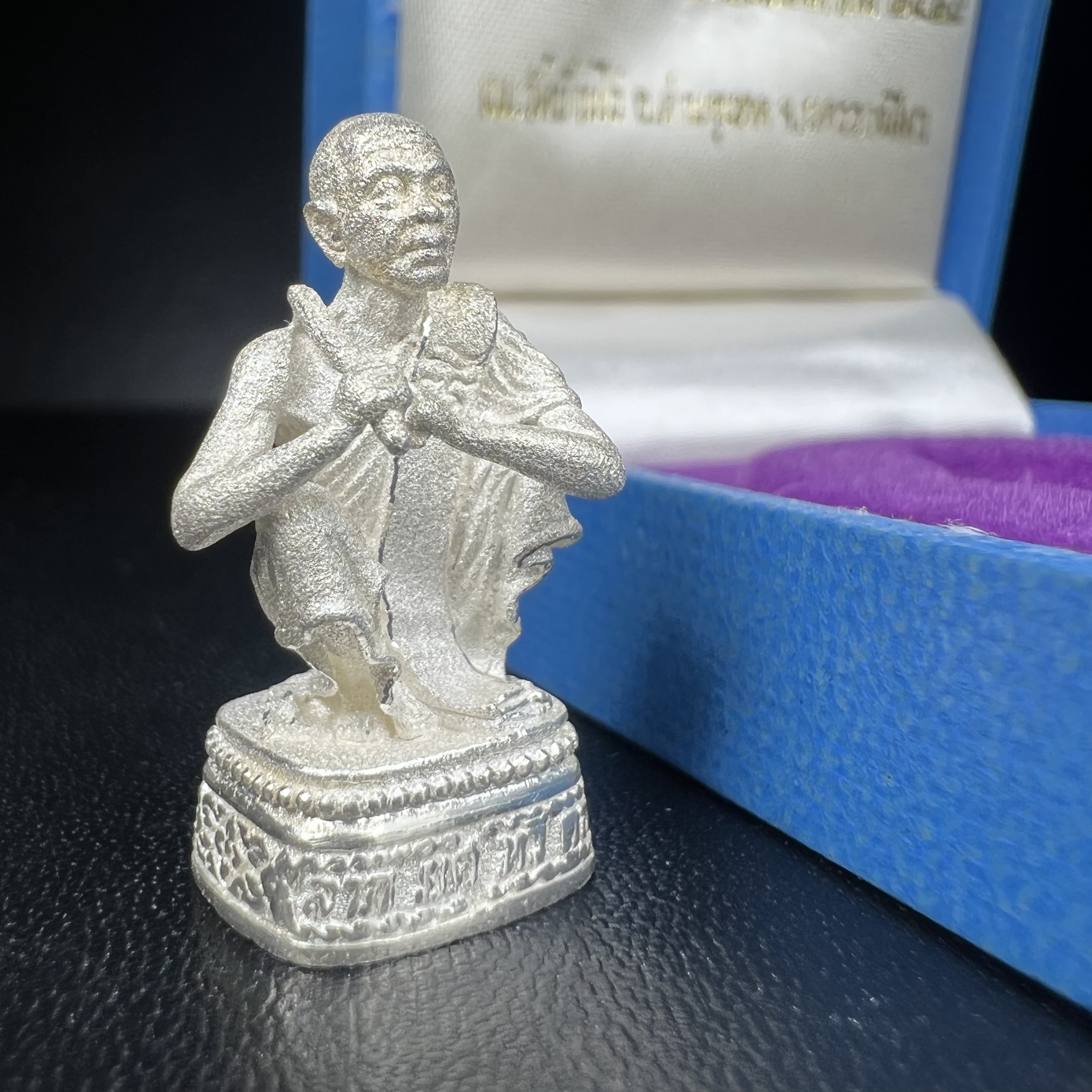 รูปหล่อหลวงพ่อคูณ รุ่นลาภ ยศ ทวีคูณ ปี2538 เนื้อเงินพ่นทรายประกายเพชร พร้อมกล่องบรรจุเดิมครบ(สภาพสวยเดิม นิยม)