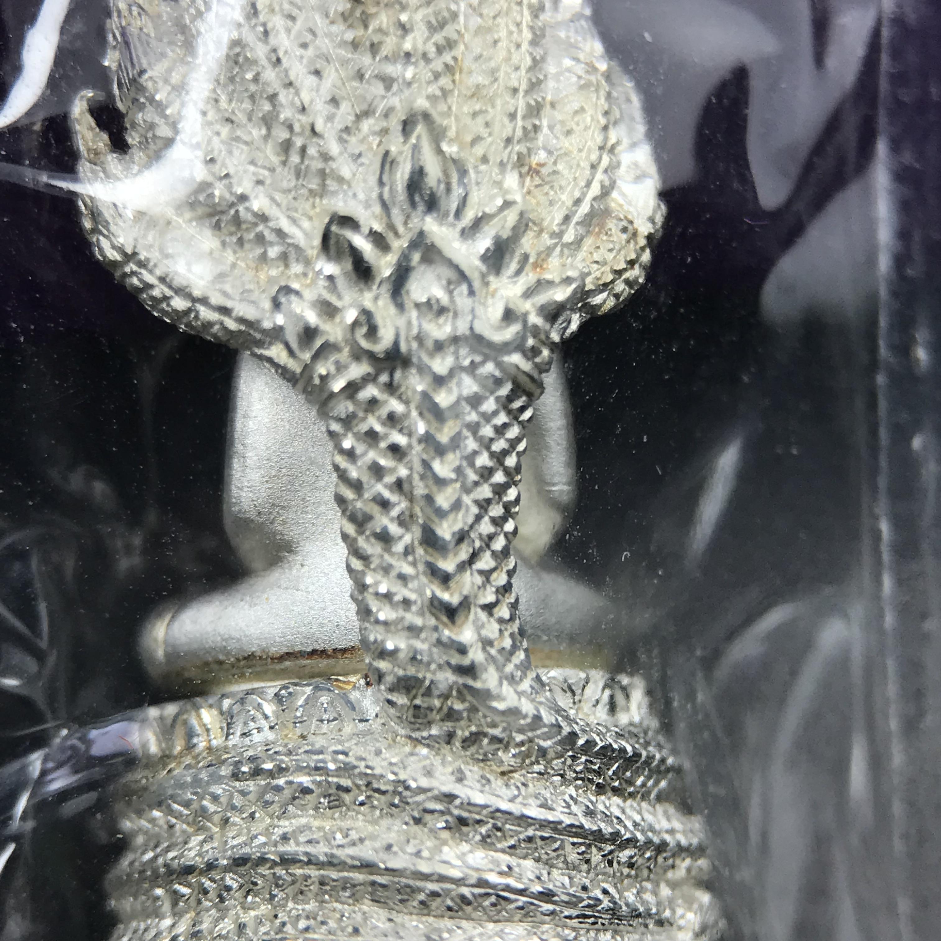 พระนาคปรก สธ. รุ่นสร้างพระอุโบสถเฉลิมพระเกียรติ 4 รอบ 84 พรรษา สมเด็จพระเทพรัตนราชสุดาฯ วัดบวรนิเวศวิหาร ปี 2543 พิมพ์เล็ก เนื้อเงินบริสุทธิ์ แบบพ่นทรายขัดเงาบางส่วน(สภาพ สวย ซีนซองกล่องบรรจุเดิมครบ)พิธีใหญ่ พุทธศิลป์งดงาม หายาก (1 ใน 2999 องค์)