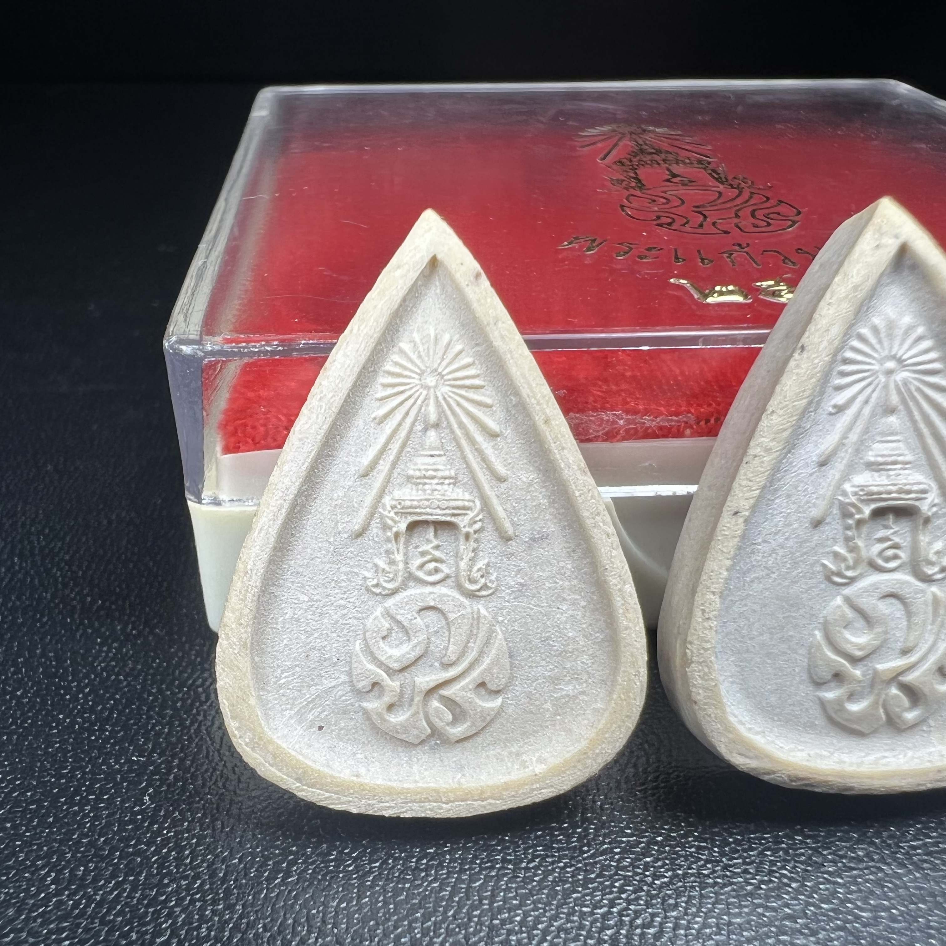 พระแก้วมรกต หลัง ภปร. เนื้อผง ปี2530 พระดี พิธีใหญ่ ประกอบพิธีพุทธาภิเษกพร้อมกับพิธีพระกริ่งปวเรศ ปี2530 วัดบวรนิเวศและวัดพระแก้ว(ครบชุดสามฤดูกล่องเดิมครบ)หายาก