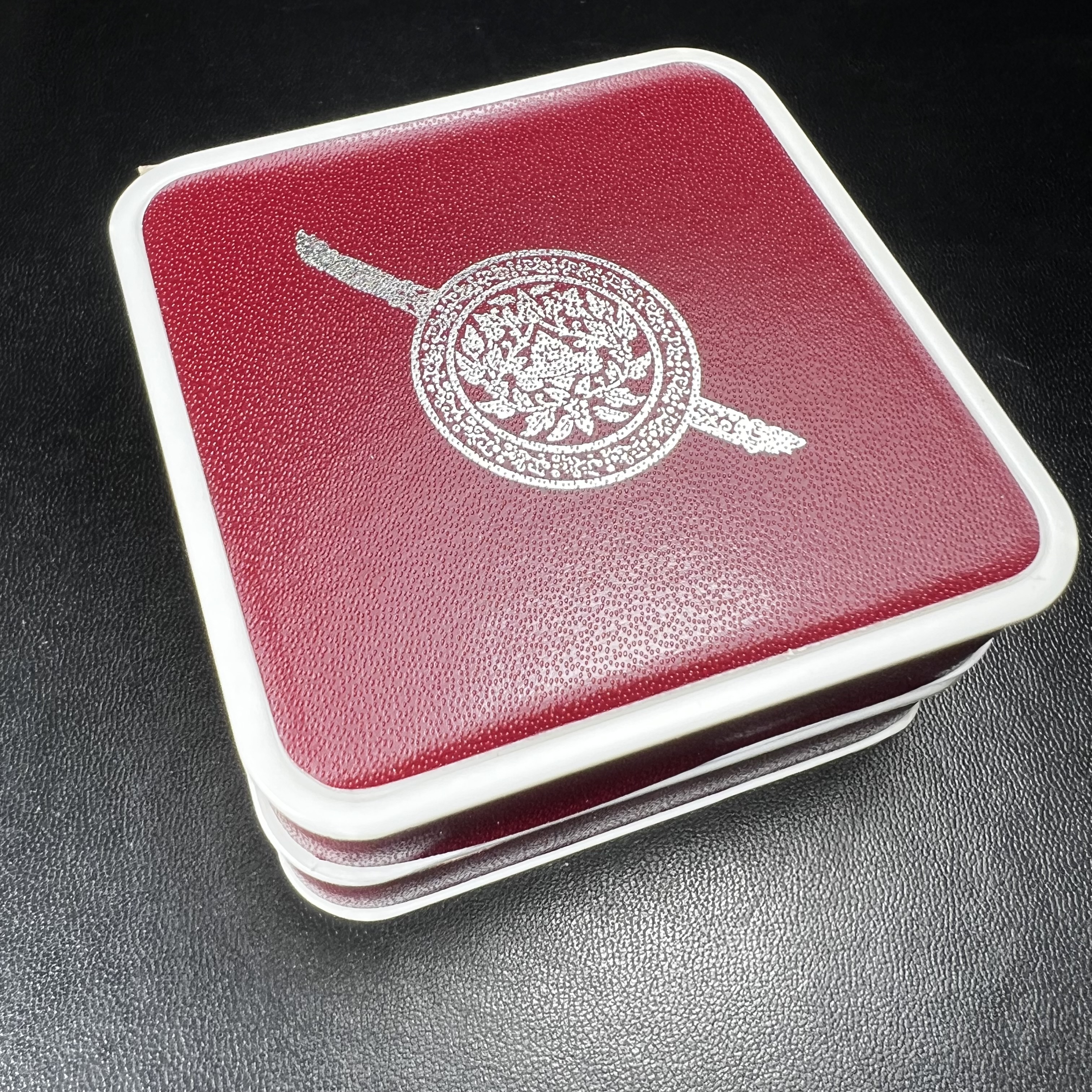 พระพุทธชินราช รุ่น ประวัติศาสตร์ มูลนิธิเพื่อตำรวจไทยจัดสร้าง ปี 2562 เนื้อเงินขัดเงา พิมพ์เหรียญรูปไข่ฉลุลายไทย พิมพ์ใหญ่ พระพุทธชินราช แบบจิวเวอร์รี่ (ขนาดสูง 2.9 ซม.) (สภาพ สวย ซีนซองเดิม กล่องบรรจุเดิมครบสมบูรณ์)