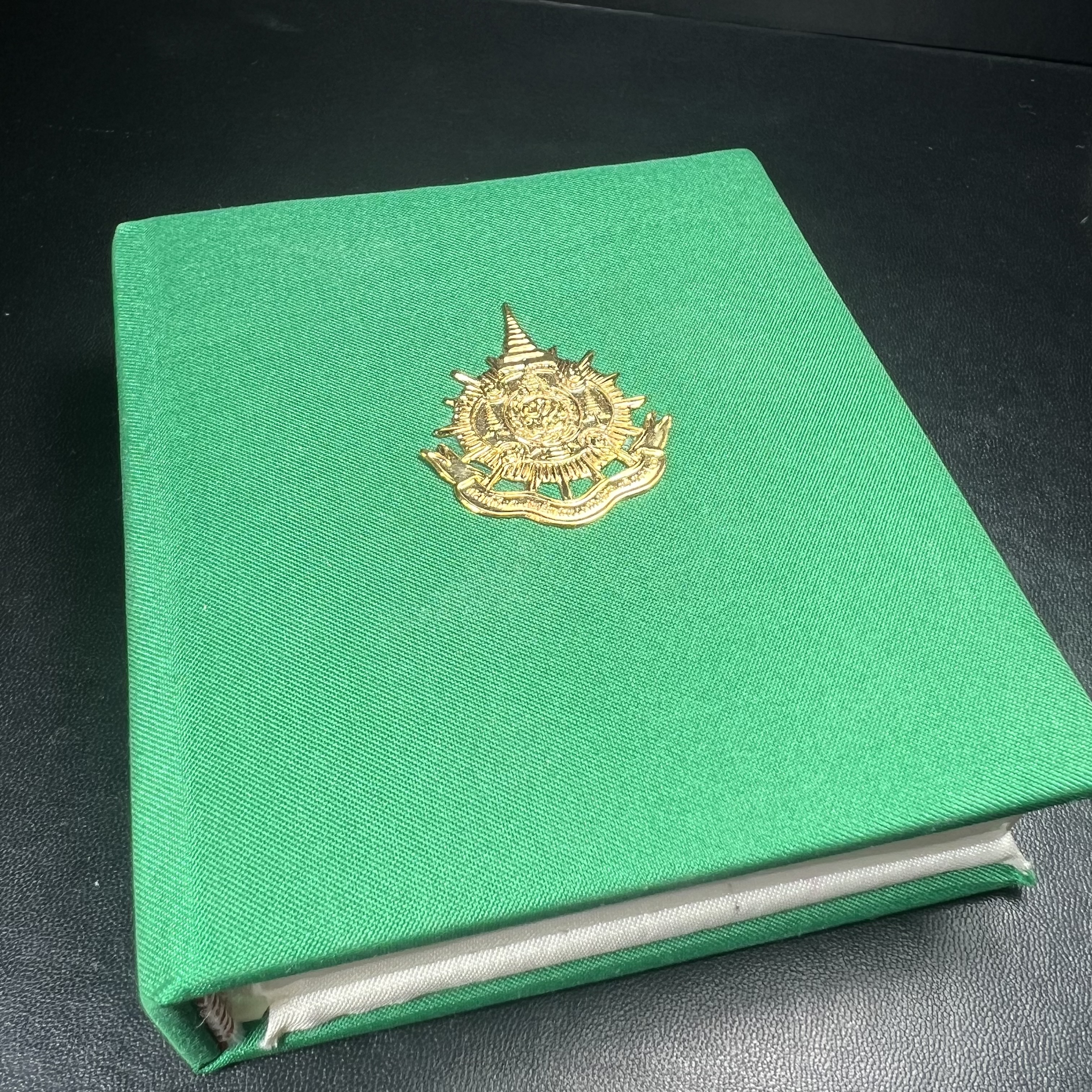 พระพุทธชินราช ภปร. ในวโรกาสพระราชพิธีมหามงคล เฉลิมพระชนมายุ6รอบ 5ธันวาคม2542 มูลนิธิพิทักษ์ดวงตาประชาชน จัดสร้าง เนื้อเงินบริสุทธิ์ 99.9% แบบชุบทองประกายเพชร 3 ไมครอน พิมพ์กลาง ขนาดสูง 2.4 ซม. พร้อมกล่องบรรจุเดิม